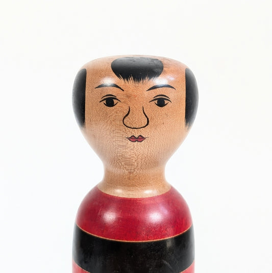 Visage peint à la main d’une kokeshi traditionnelle Kijiyama de Satō Hideichi, exemple d’art populaire japonais en bois