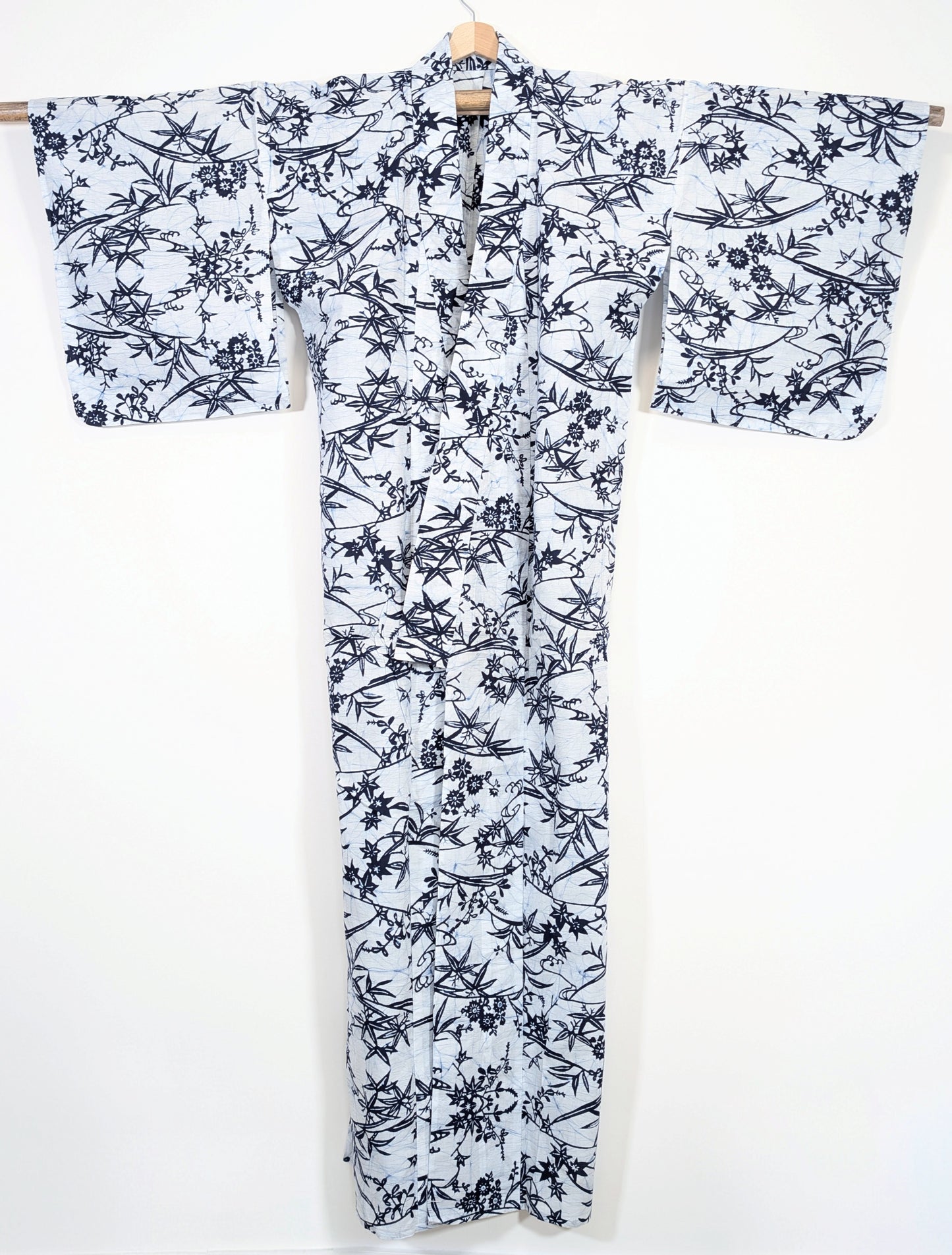 Vue entière d’un vrai yukata japonais blanc et bleu à motifs d’érable japonais momiji et bambou