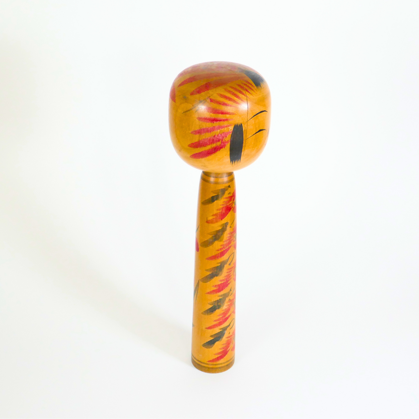 poupée kokeshi vintage de style Tôgatta, sculptée, peinte à la main et signée par l'artisan Sato Teruo vue coté
