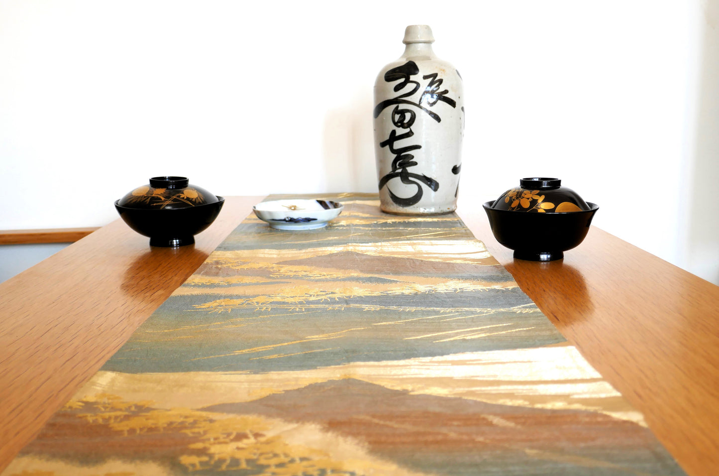 mise en scene d'une table japonaise avec un chemin de table en fukuro obi