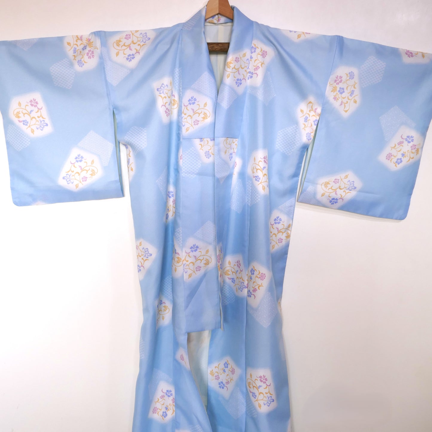 vue de face tout en longueur du yukata bleu ciel fleuri kogedo