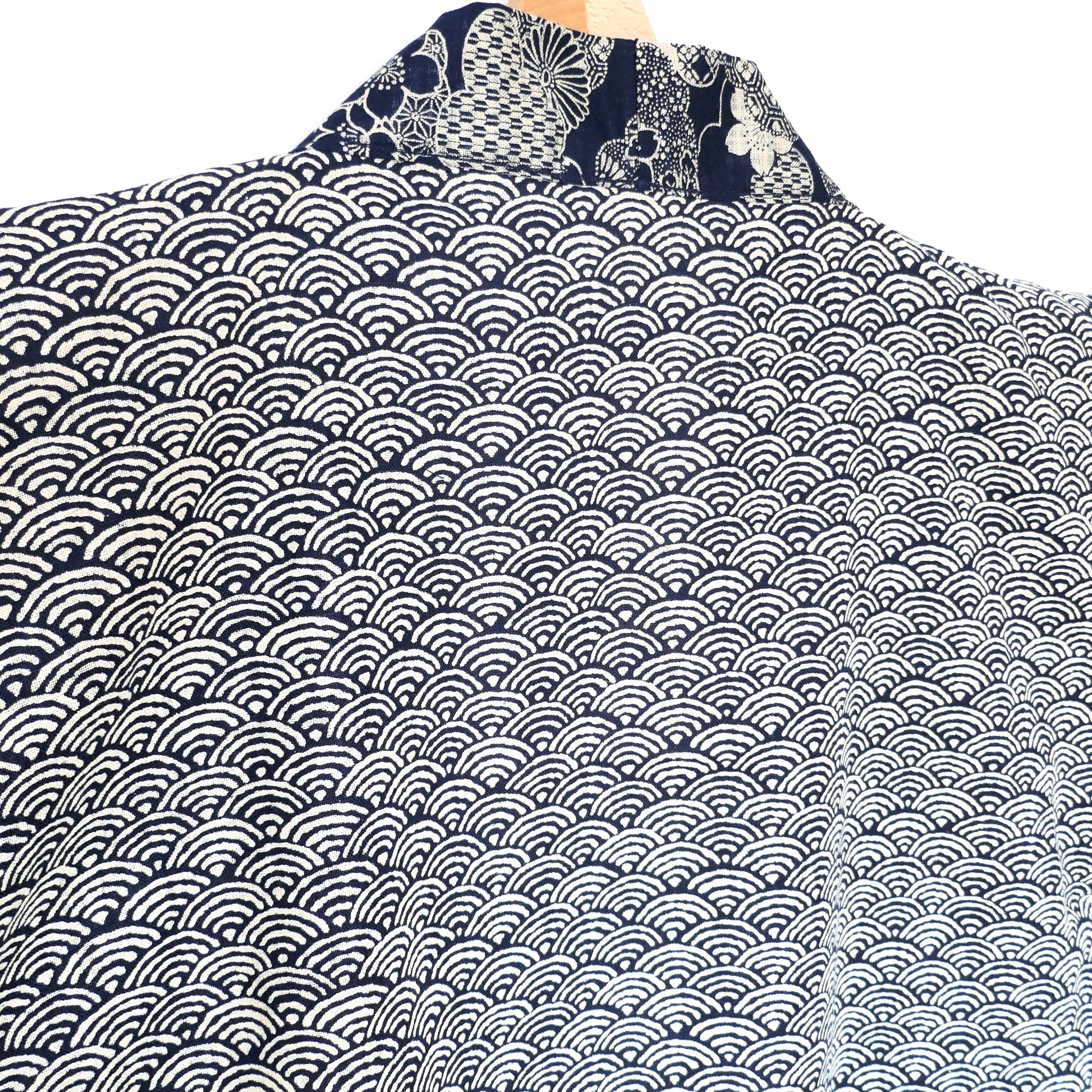 vue de dos zoomée de la veste kimono moderne umi no sakura