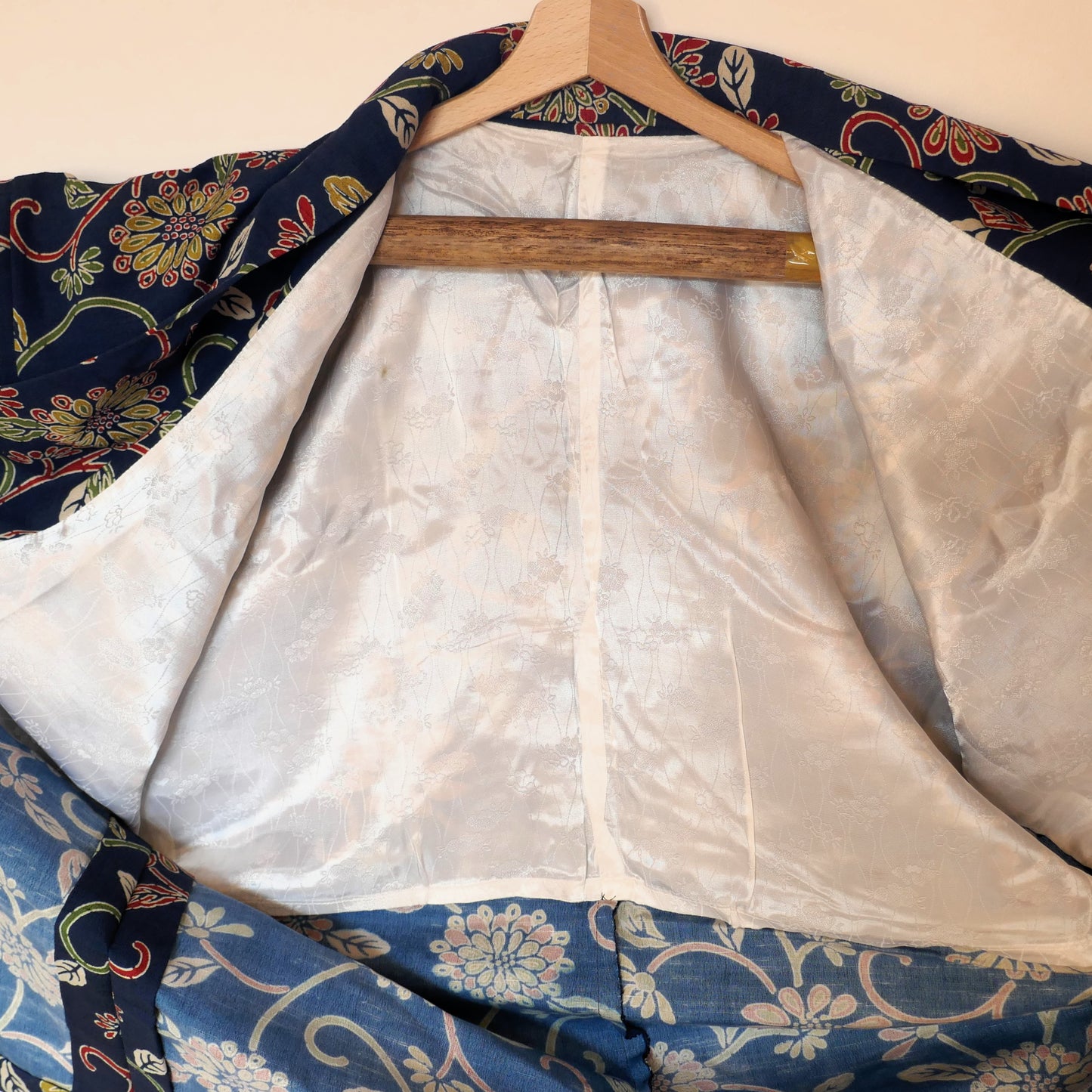 vue de face de l'ensemble de la doublure interne blanche du dochugi kogedo