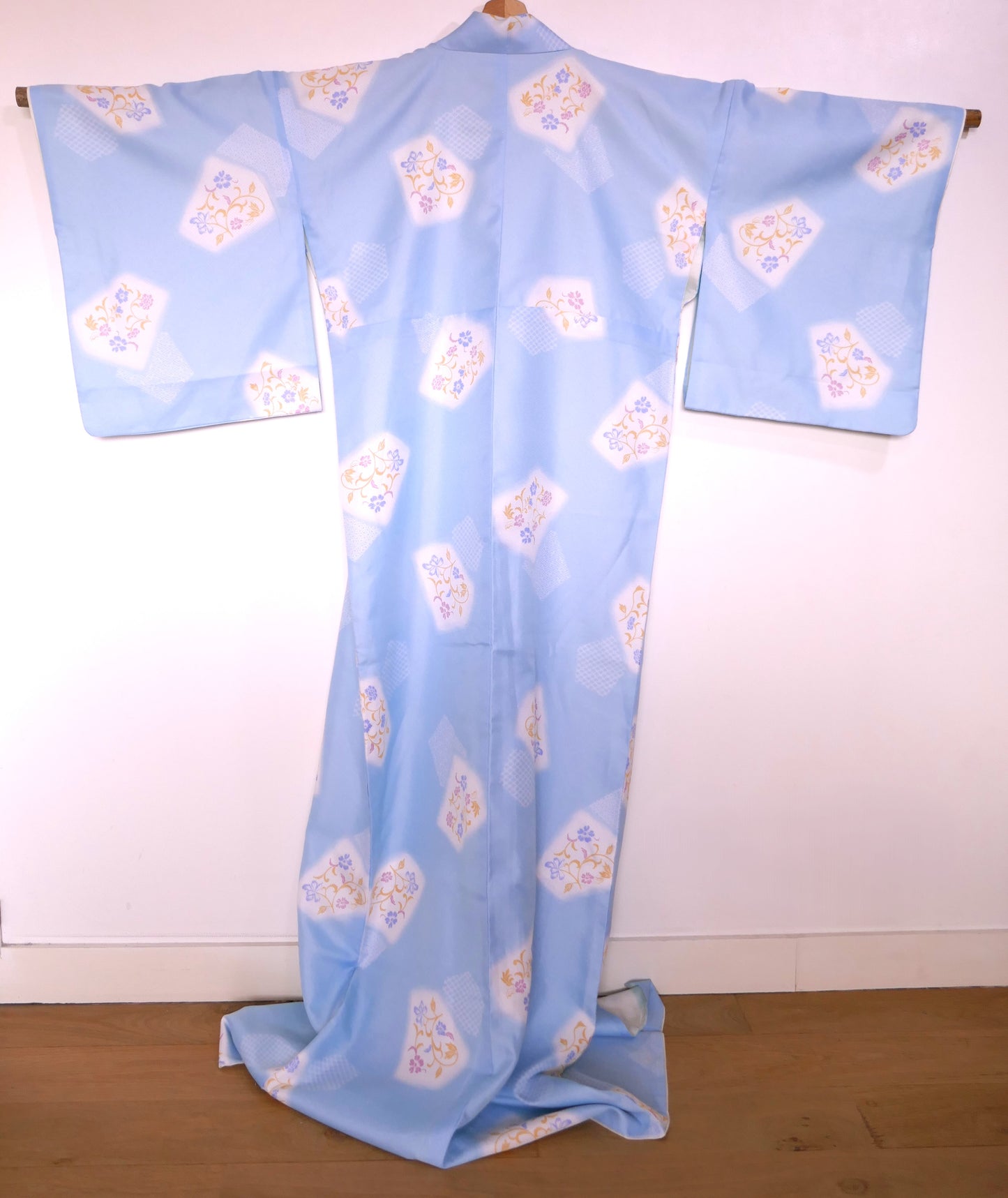 vue de dos du yukata bleu ciel fleuri kogedo