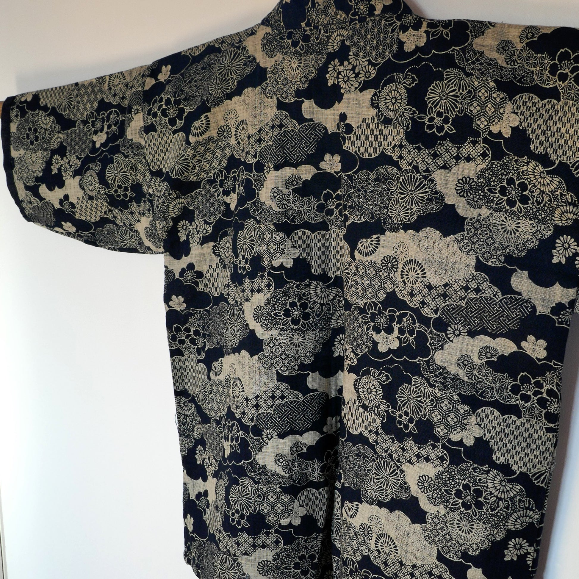 vue de trois quart du dos du haori kimono japonais kumo no hana