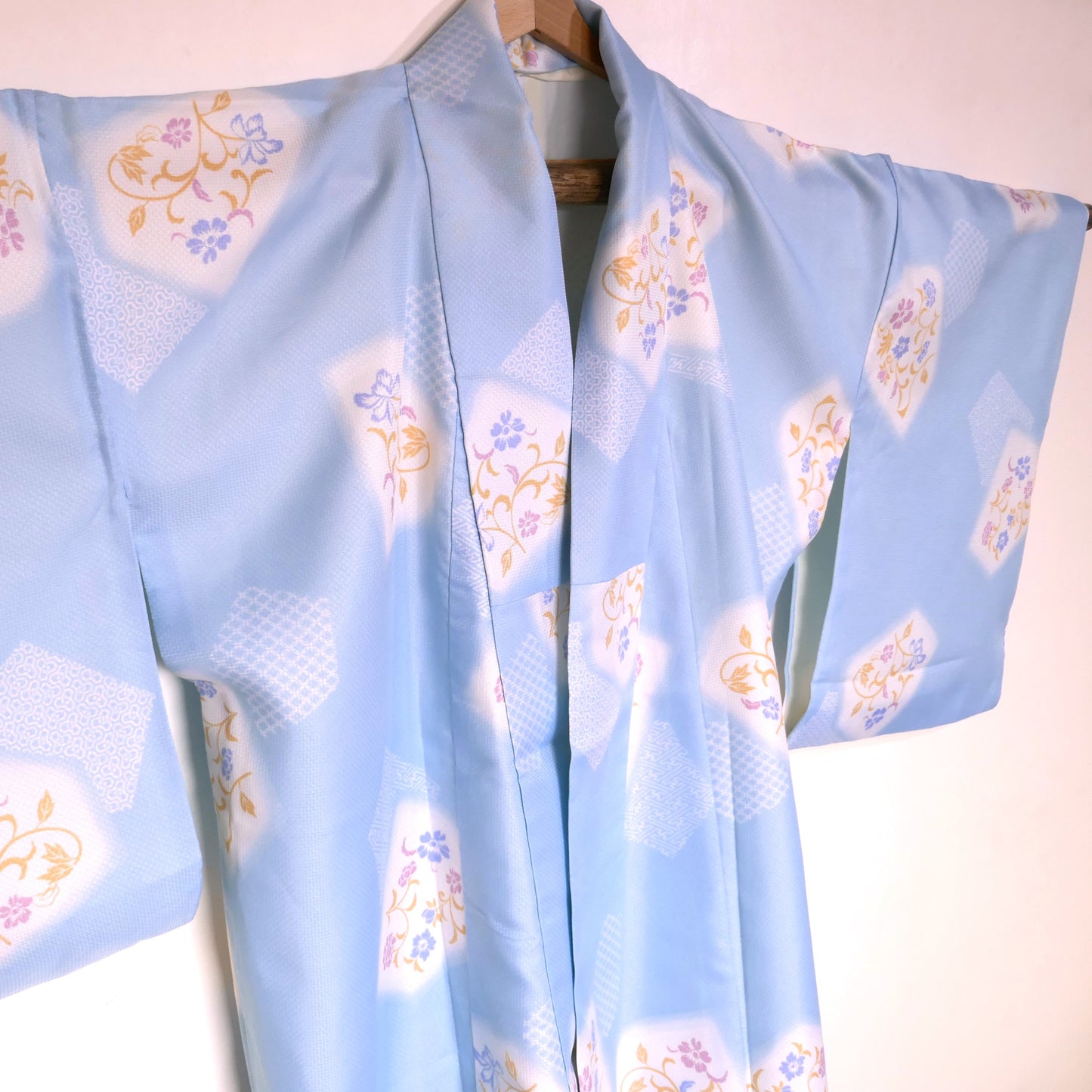 vue du yukata bleu ciel fleuri avec grandes manches traditionnelles
