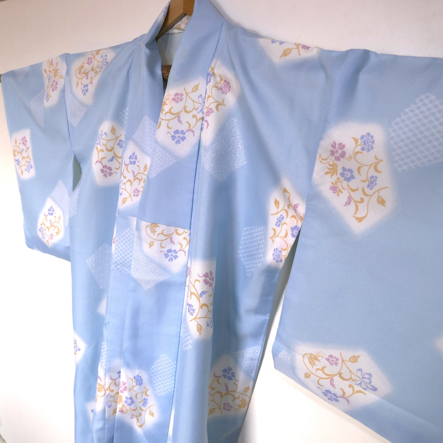 vue du yukata bleu ciel de trois quarts