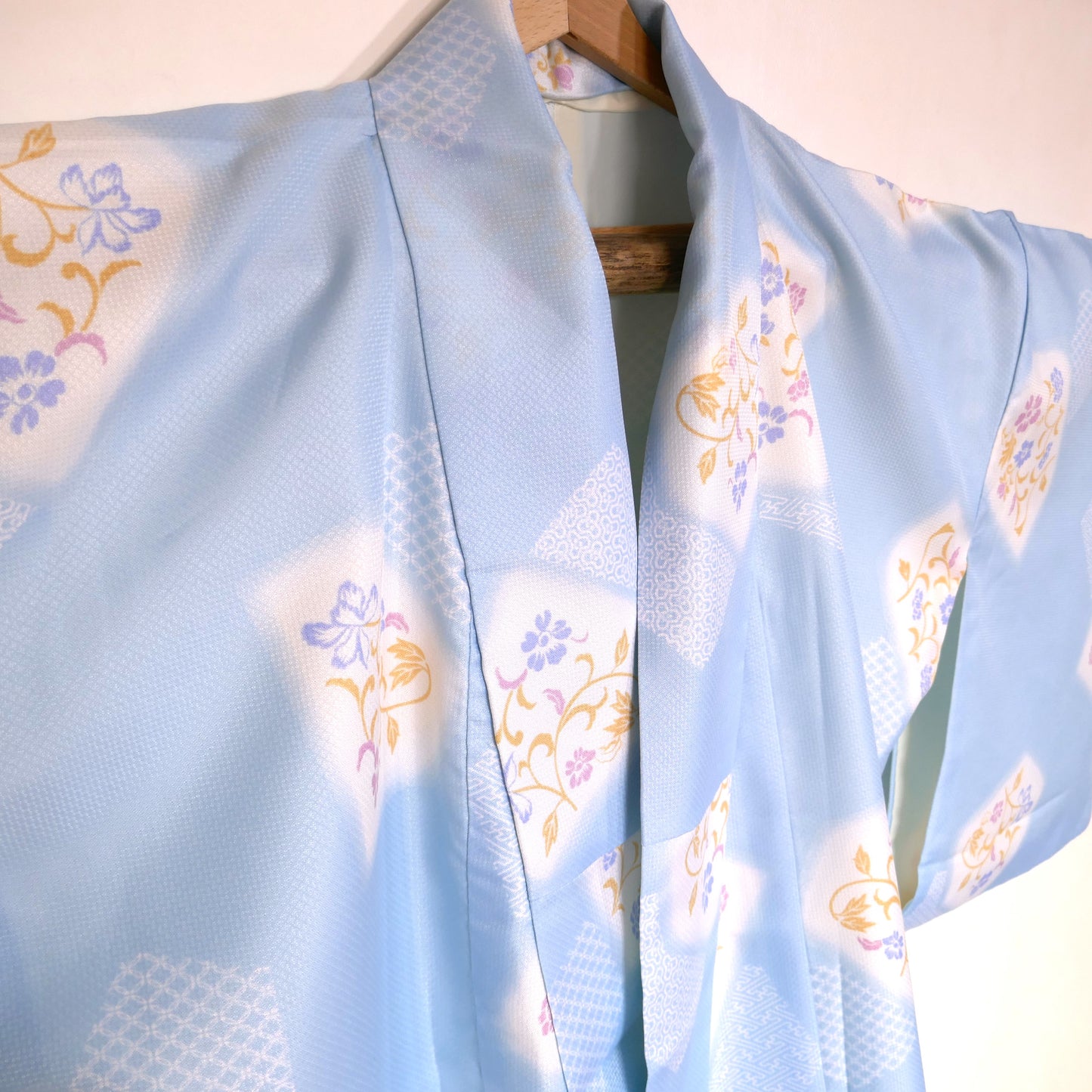 vue de profil du yukata bleu ciel fleuri KOGEDO