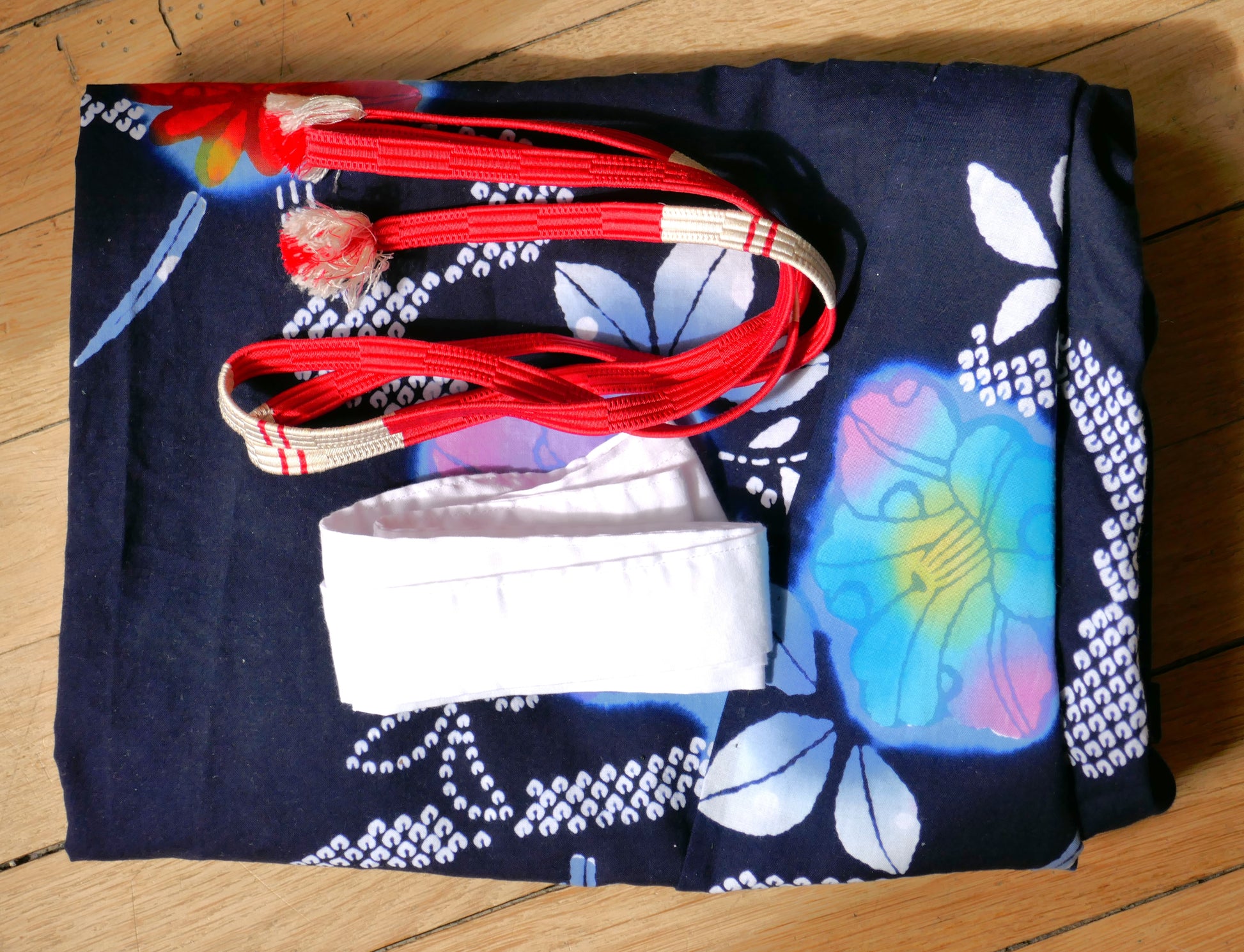 présentation du kit prêt-à-porter avec koshihimo et obijime pour le yukata en coton bleu marine et hibiscus.