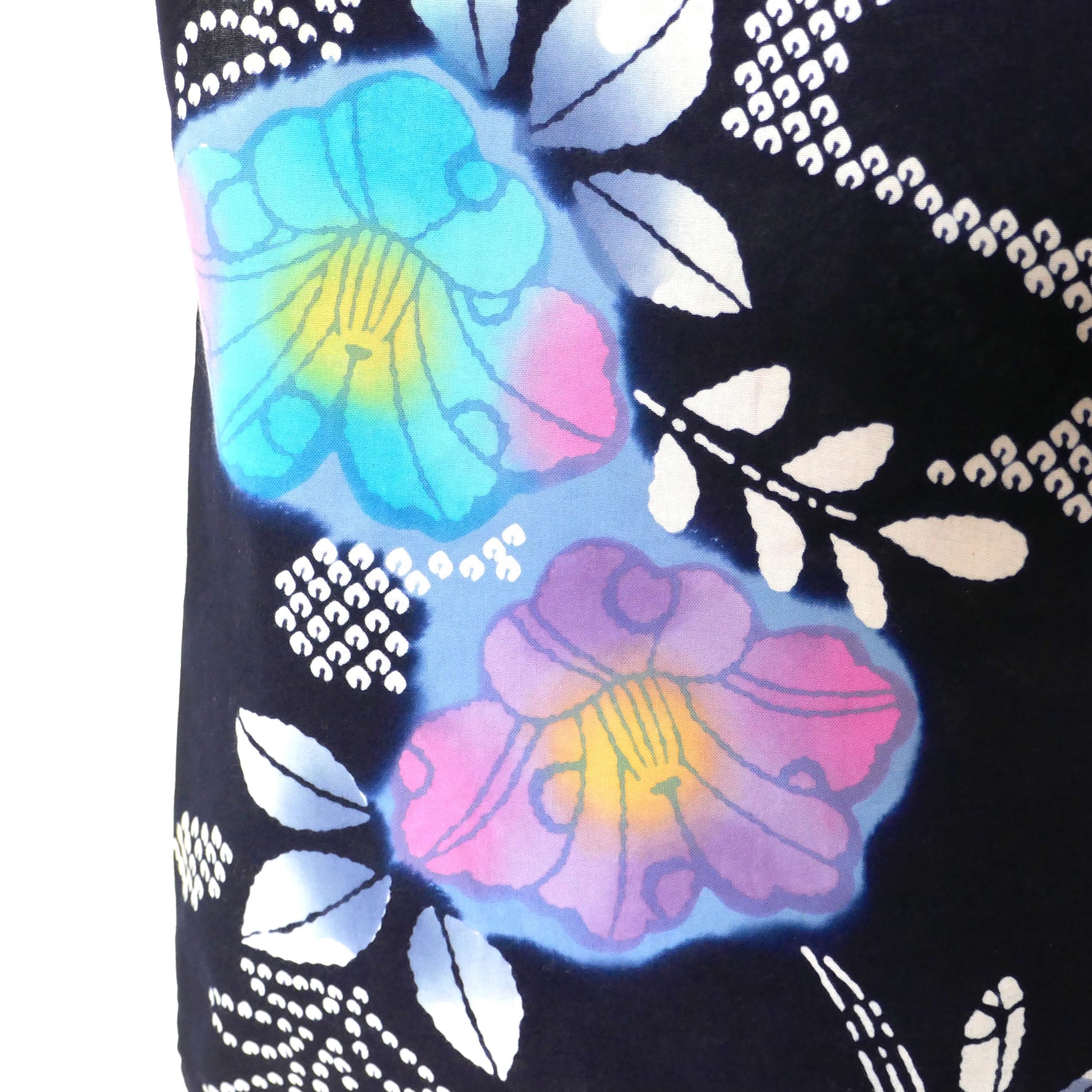 Détail de motifs floraux bleus et roses sur yukata en coton bleu marine.