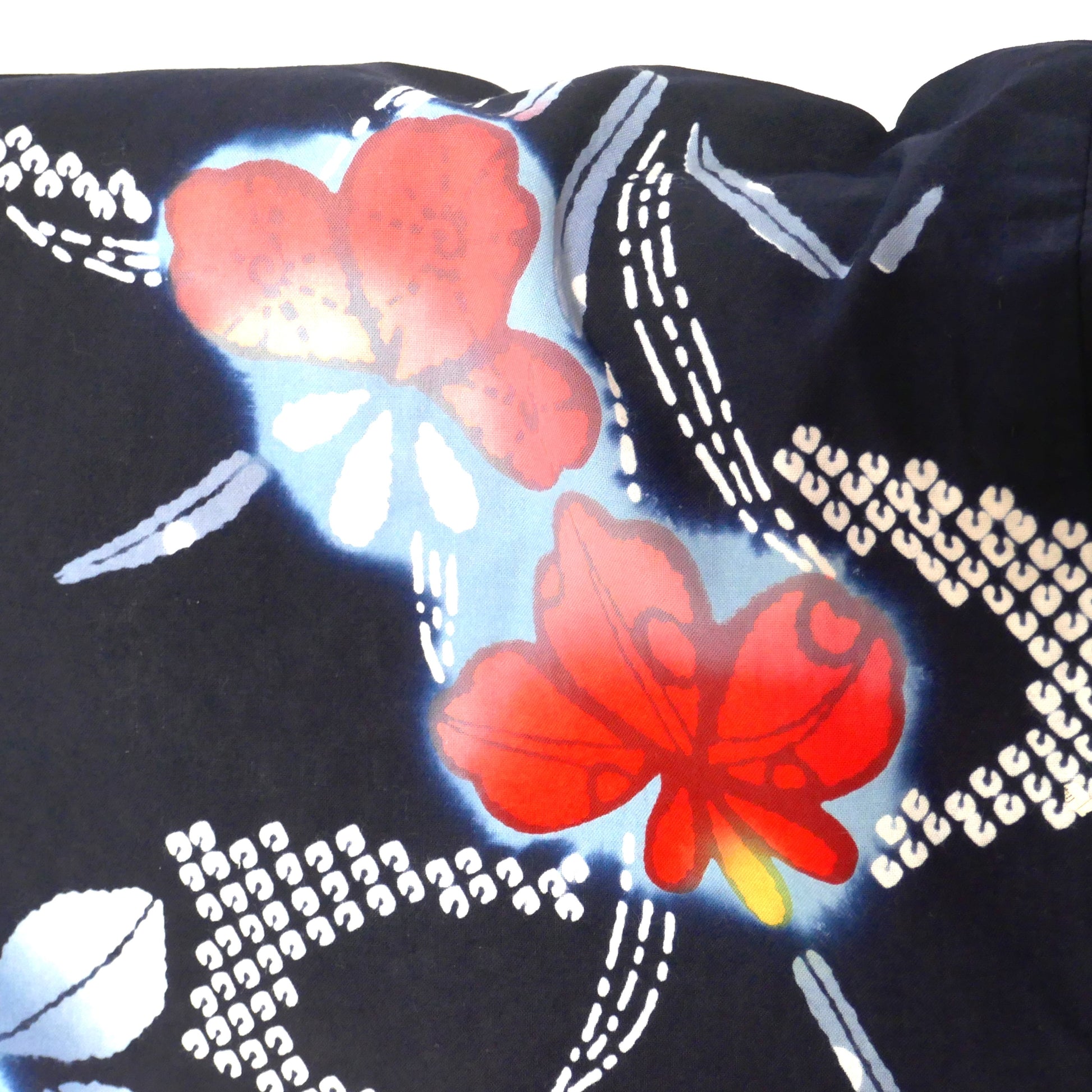 Fleurs rouges sur fond bleu marine d’un yukata japonais en coton.