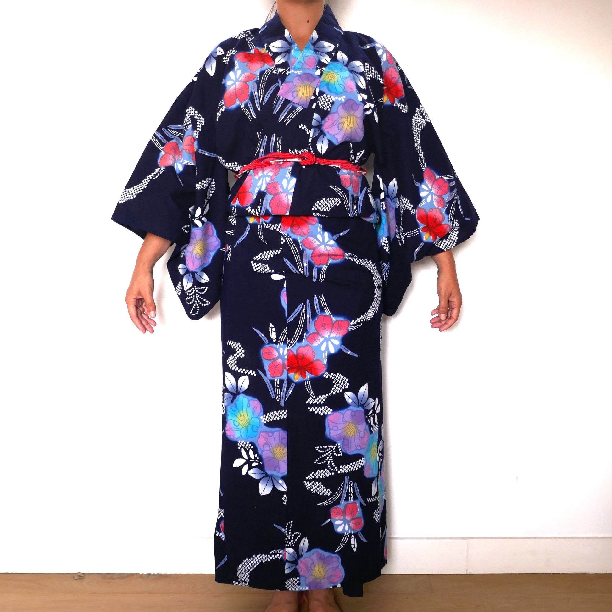 Yukata en coton bleu marine porté, vu de face, avec obijime rouge.