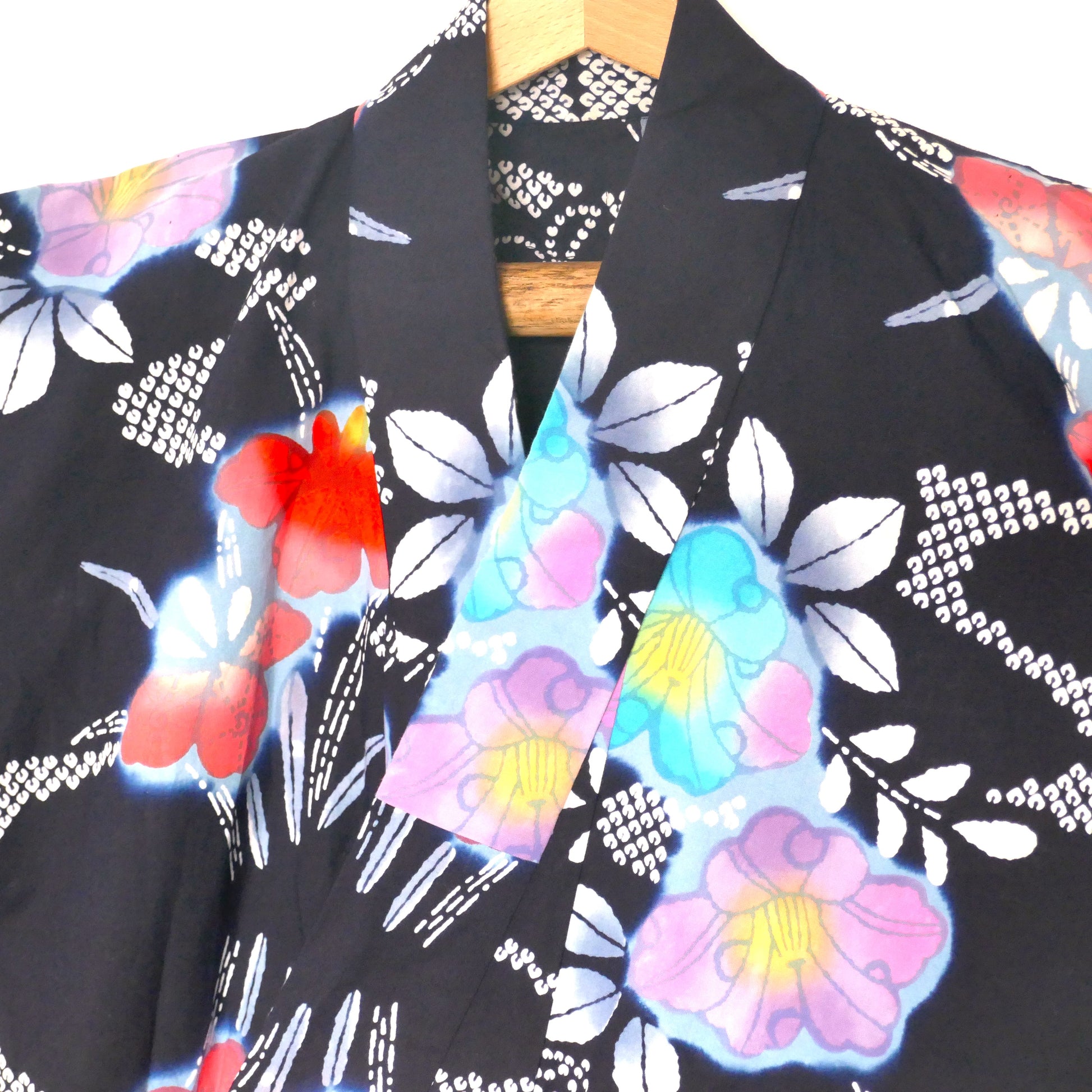 Zoom sur le col d’un yukata en coton bleu marine à fleurs.