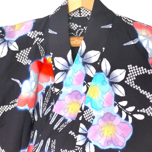 Zoom sur le col d’un yukata en coton bleu marine à fleurs.