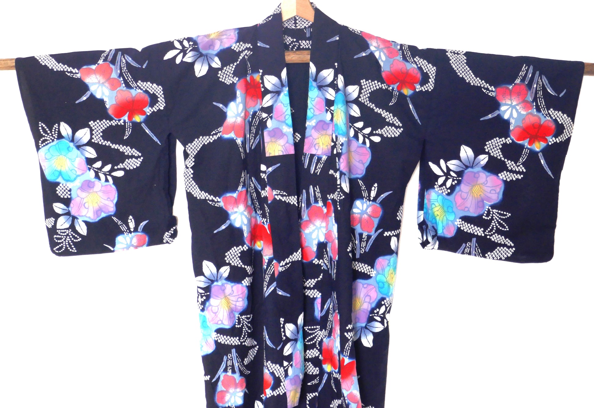 Yukata en coton bleu marine à motifs floraux colorés – vue avant.