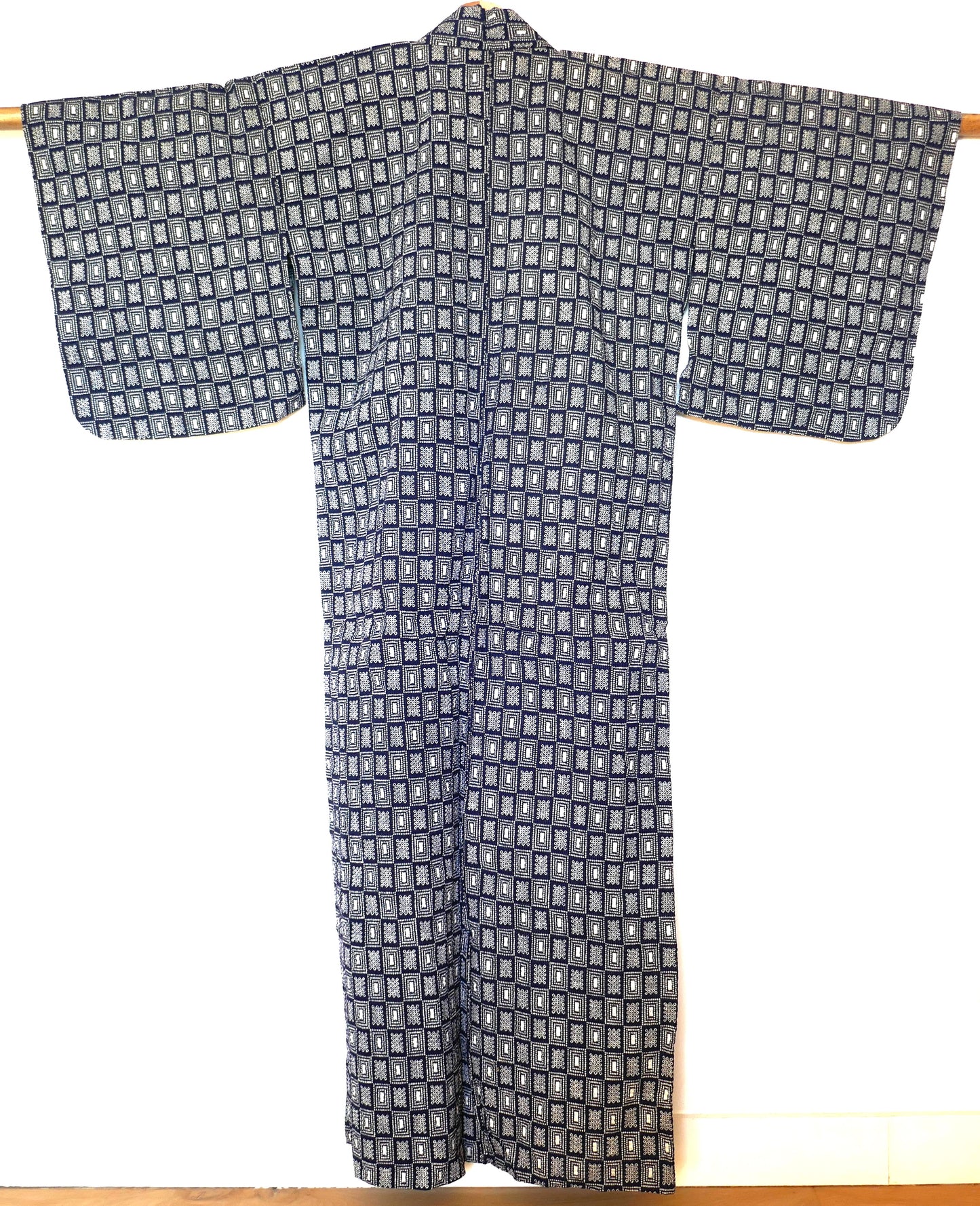 Vue arrière du yukata vintage, motif shibori en grille régulière sur toute la surface.