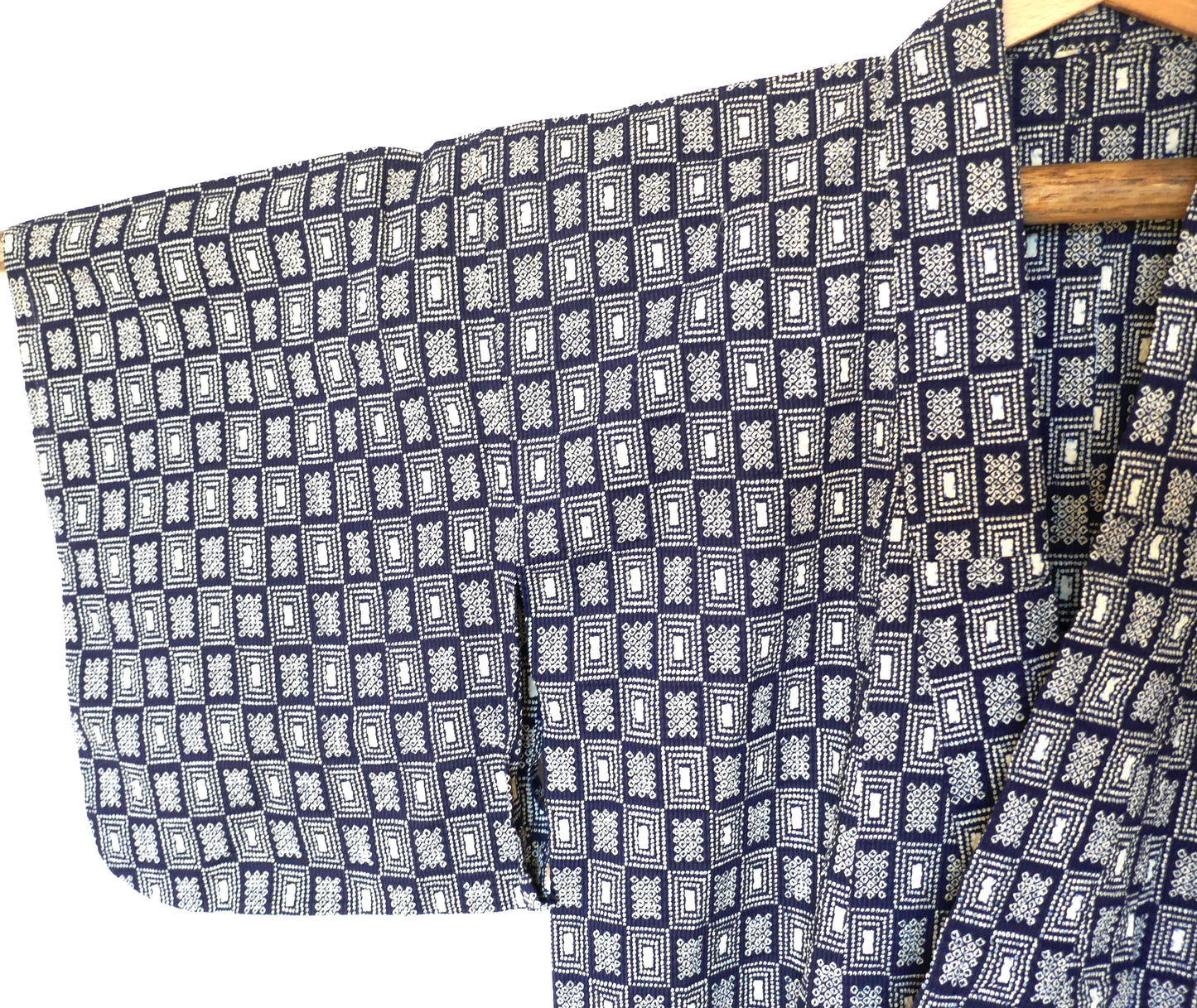 Manche droite du yukata en coton texturé, motifs géométriques façon shibori.