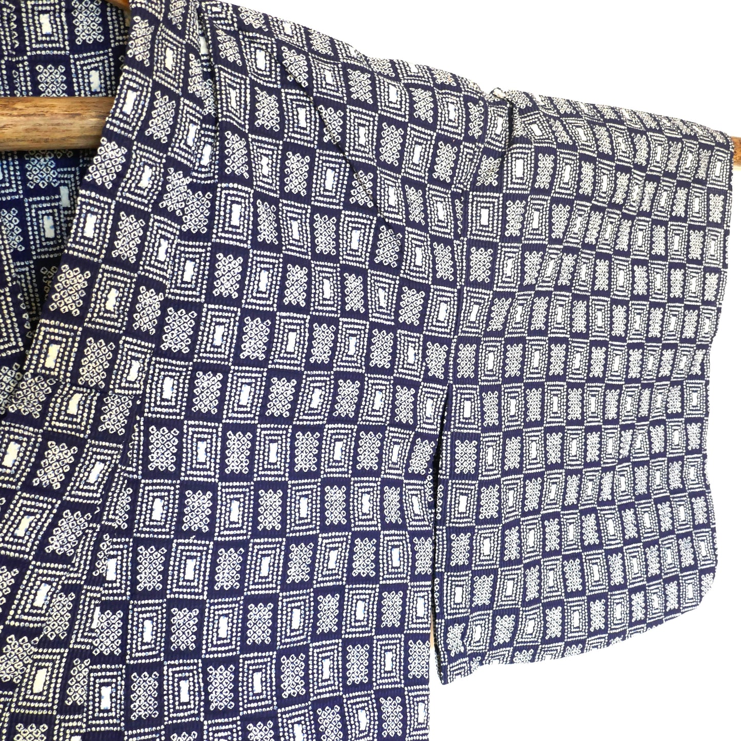 Détail de la manche gauche du yukata à motifs shibori – tissu texturé bleu indigo et blanc.