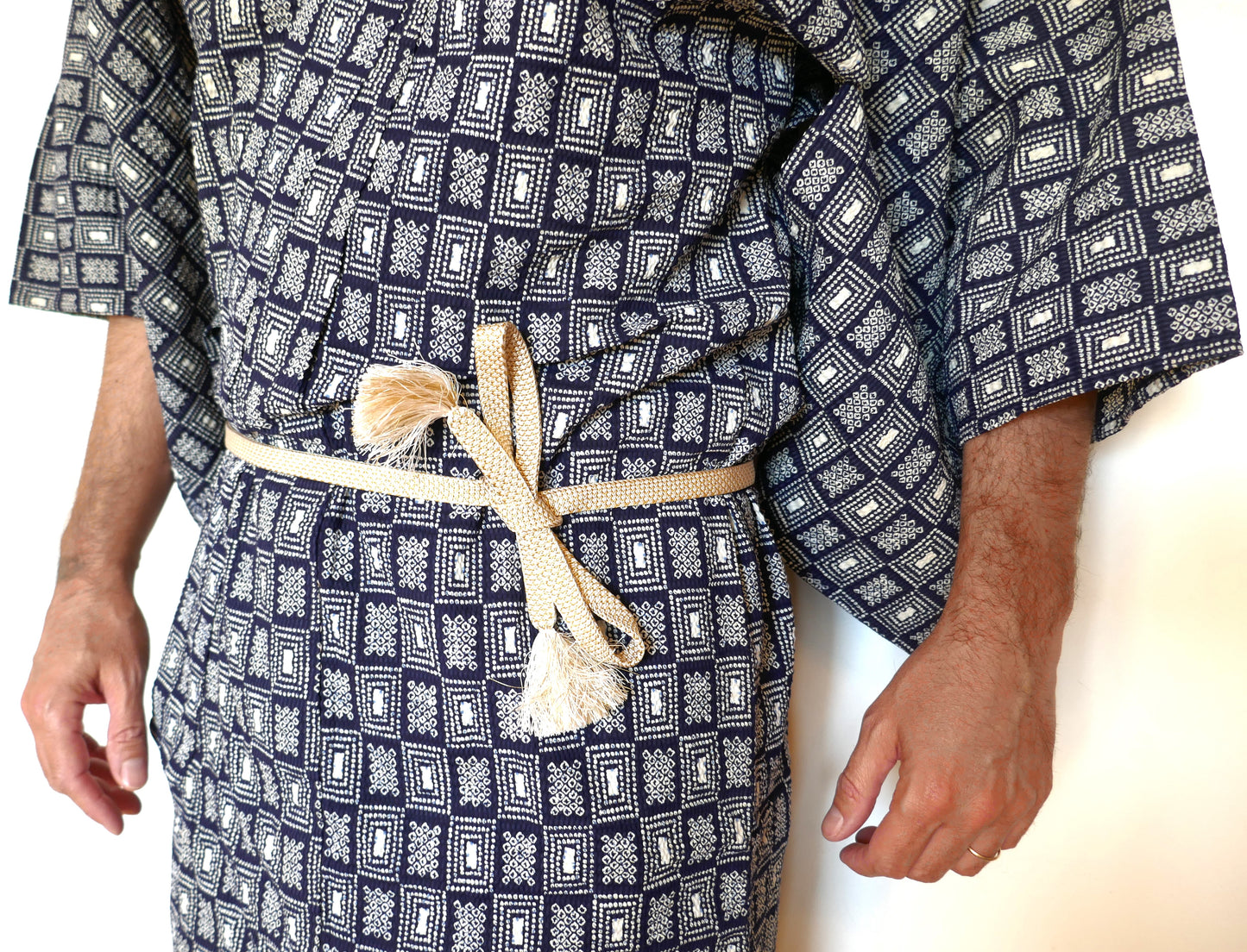 Détail de la taille du yukata avec gros plan sur la ceintureobi jime beige à pompons