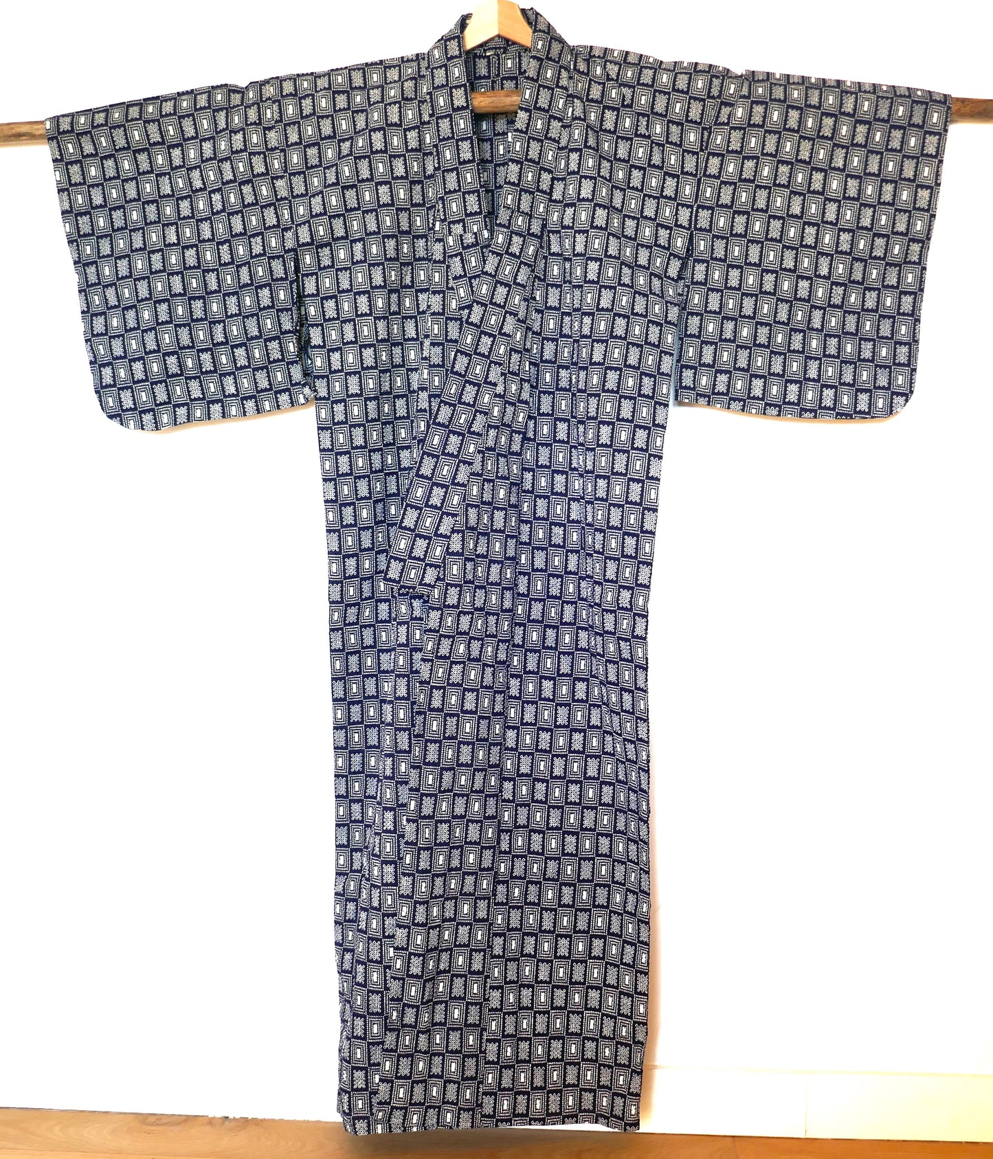 Vue entière de face du yukata suspendu, montrant sa coupe droite et traditionnelle.