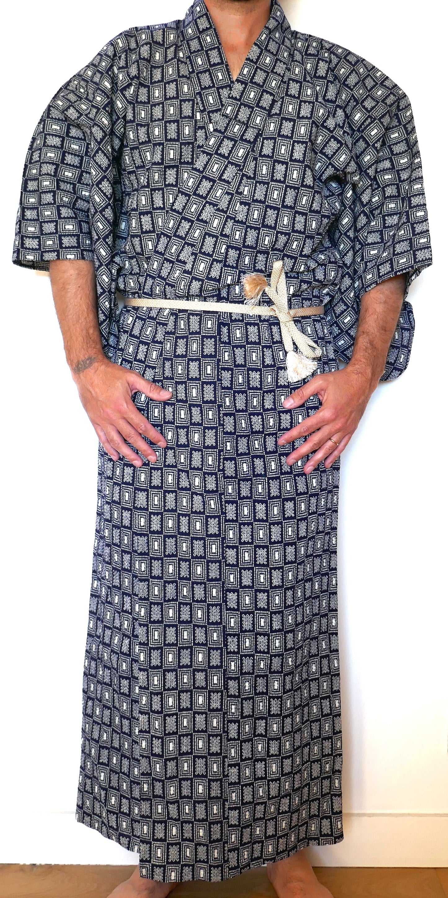 Yukata porté de face, noué avec une ceinture obi jime claire à pompons.