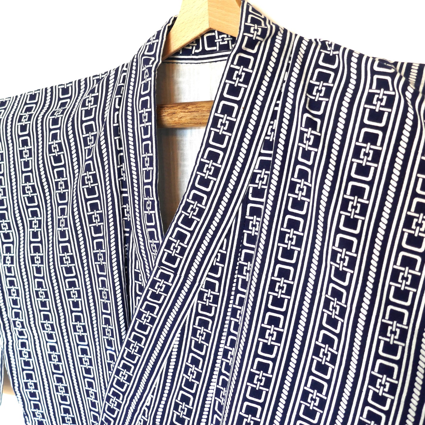 Vue du yukata avec le col croisé, détail du motif vertical