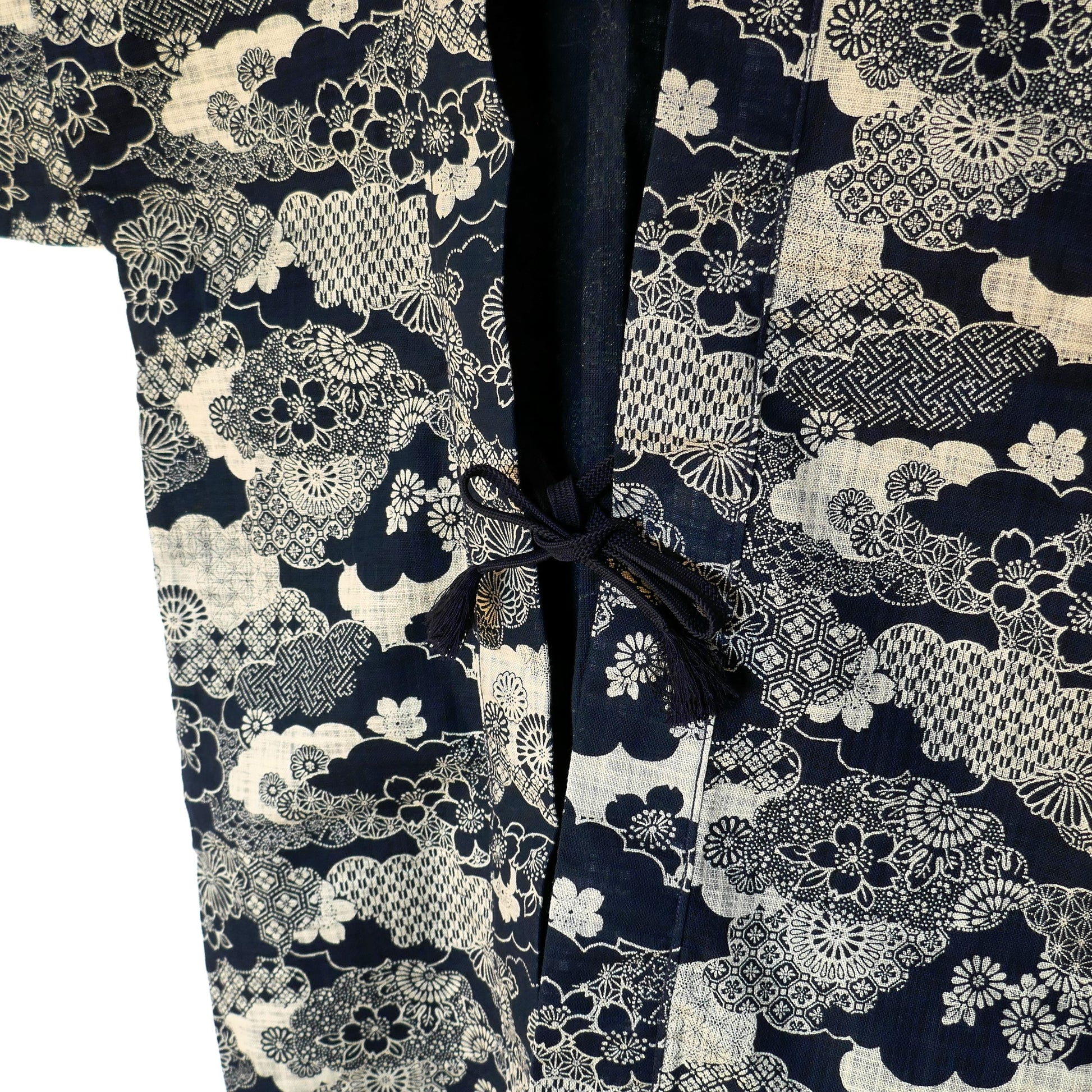 vue zoomée sur les attaches haori himo nouées élégamment du haori kumo no hana