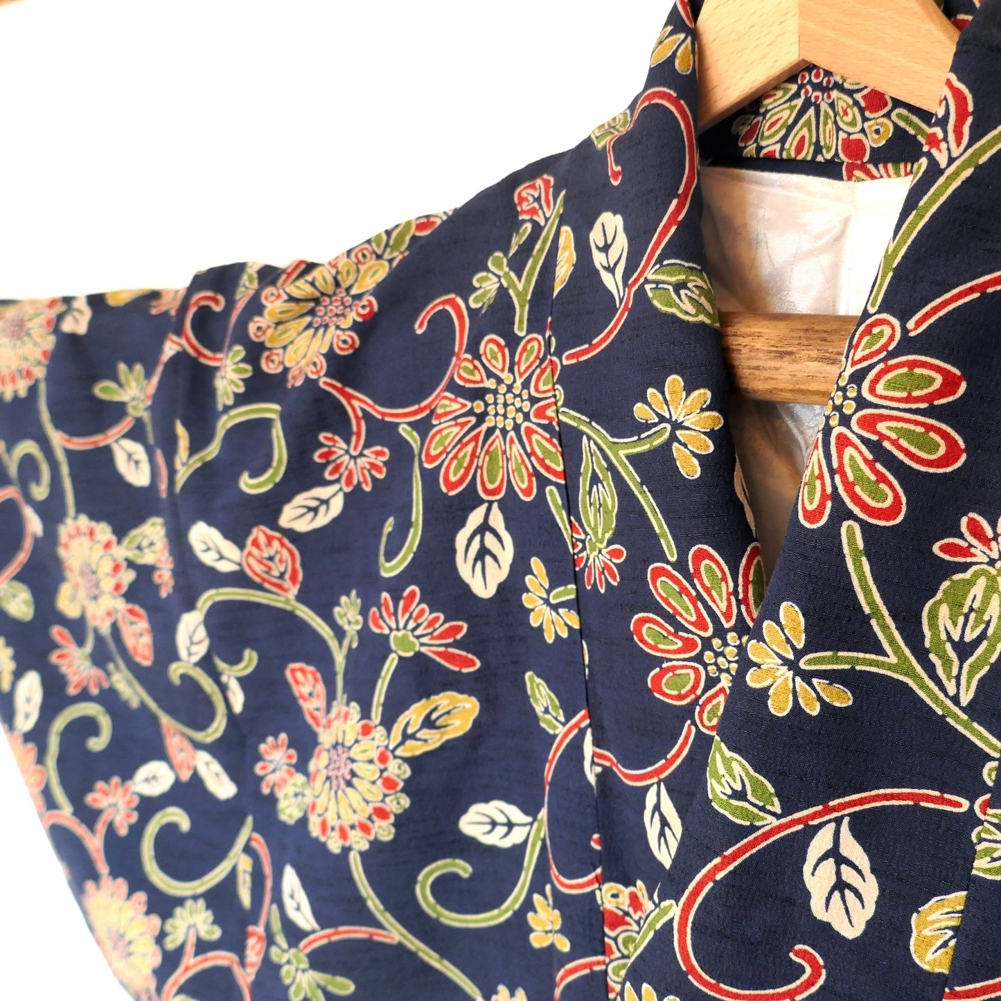 zoom sur le col croisé motif kiku du dochugi kogedo