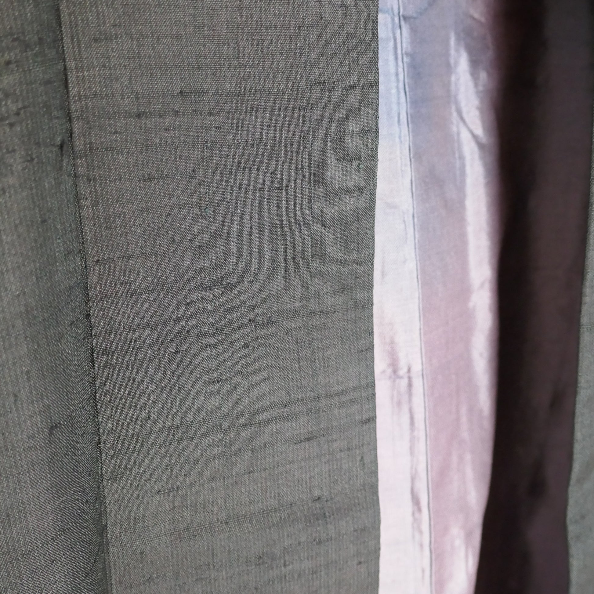 Détail du col et de la soie texturée sur un haori vintage pour homme gris anthracite– veste kimono japonaise traditionnelle