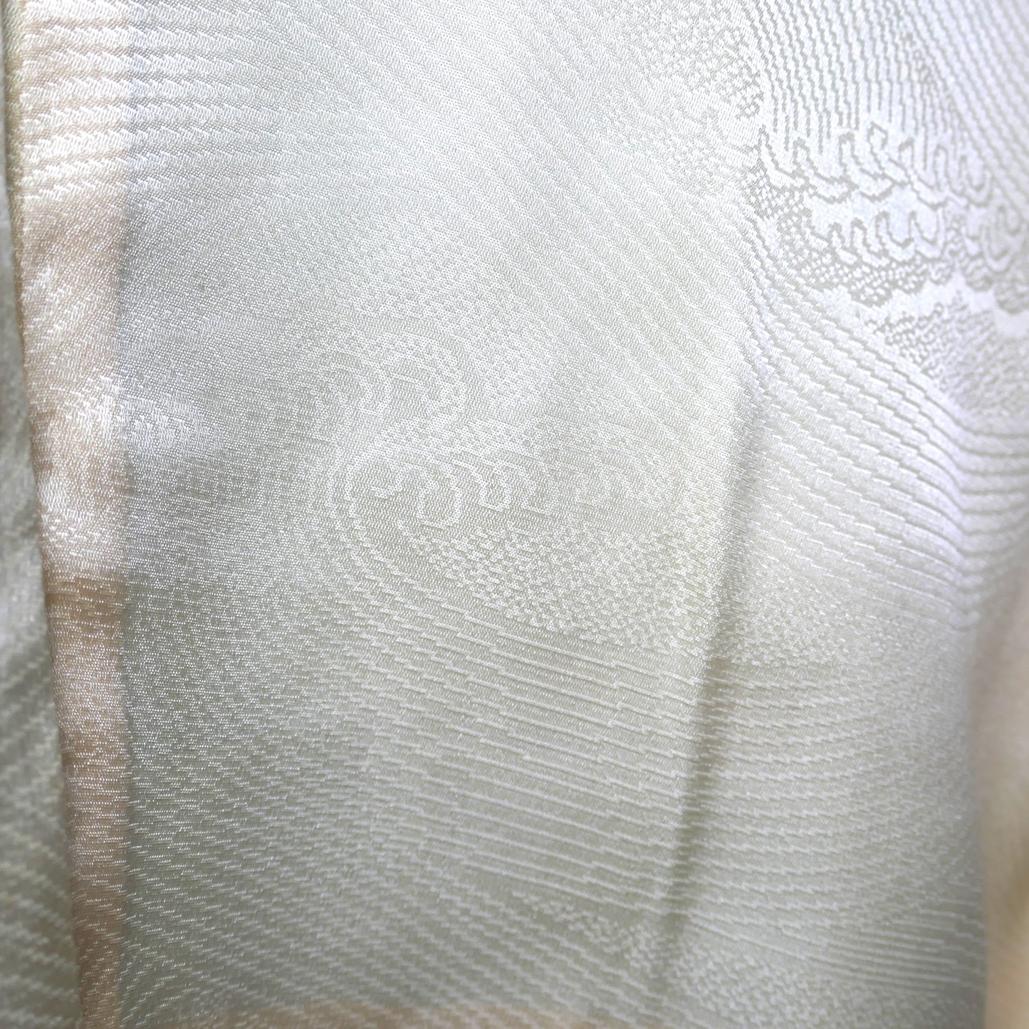 Doublure crème en soie d’un haori vintage, motif de vagues inspirées de La Grande Vague de Kanagawa de Hokusai