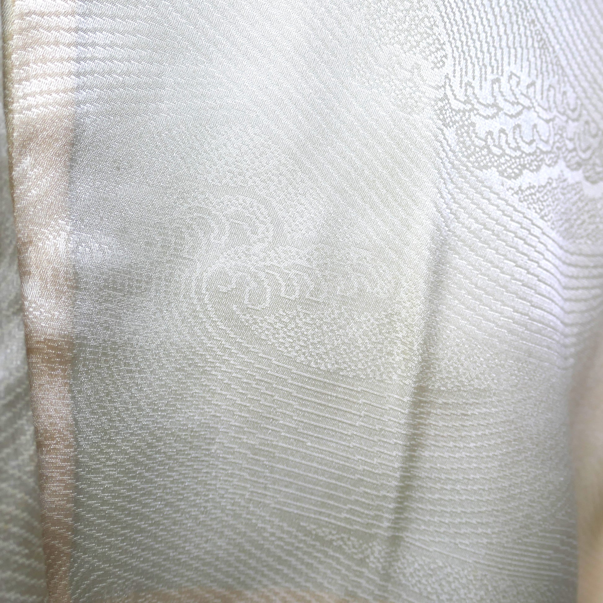 Doublure crème en soie d’un haori vintage, motif de vagues inspirées de La Grande Vague de Kanagawa de Hokusai