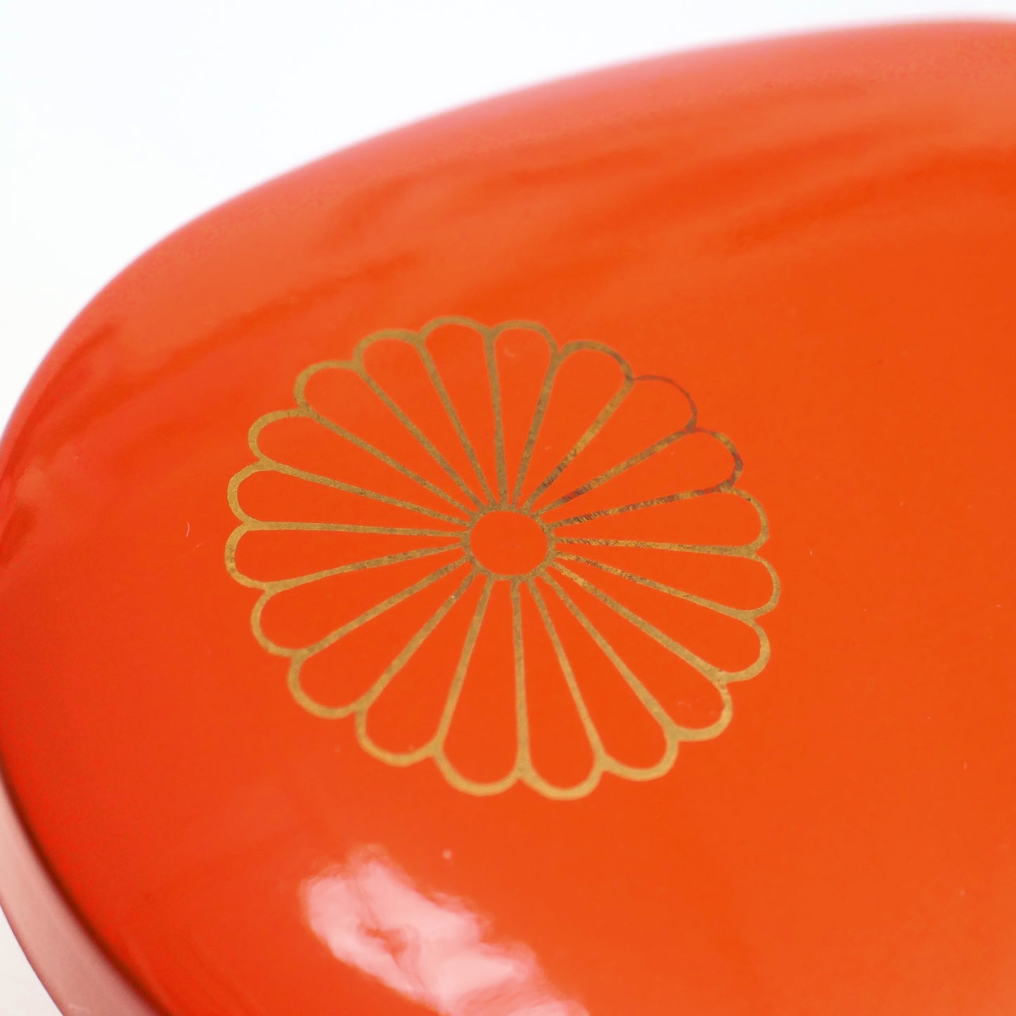 zoom sur le motif kiku chrysanthème de la boite en laque orange kogedo