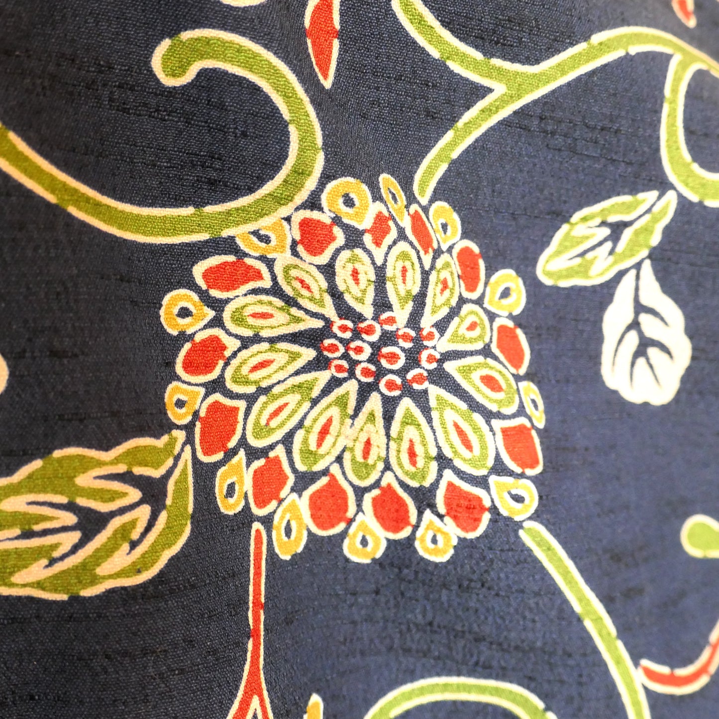 zoom sur le motif kiku vert et rouge du dochugi kogedo