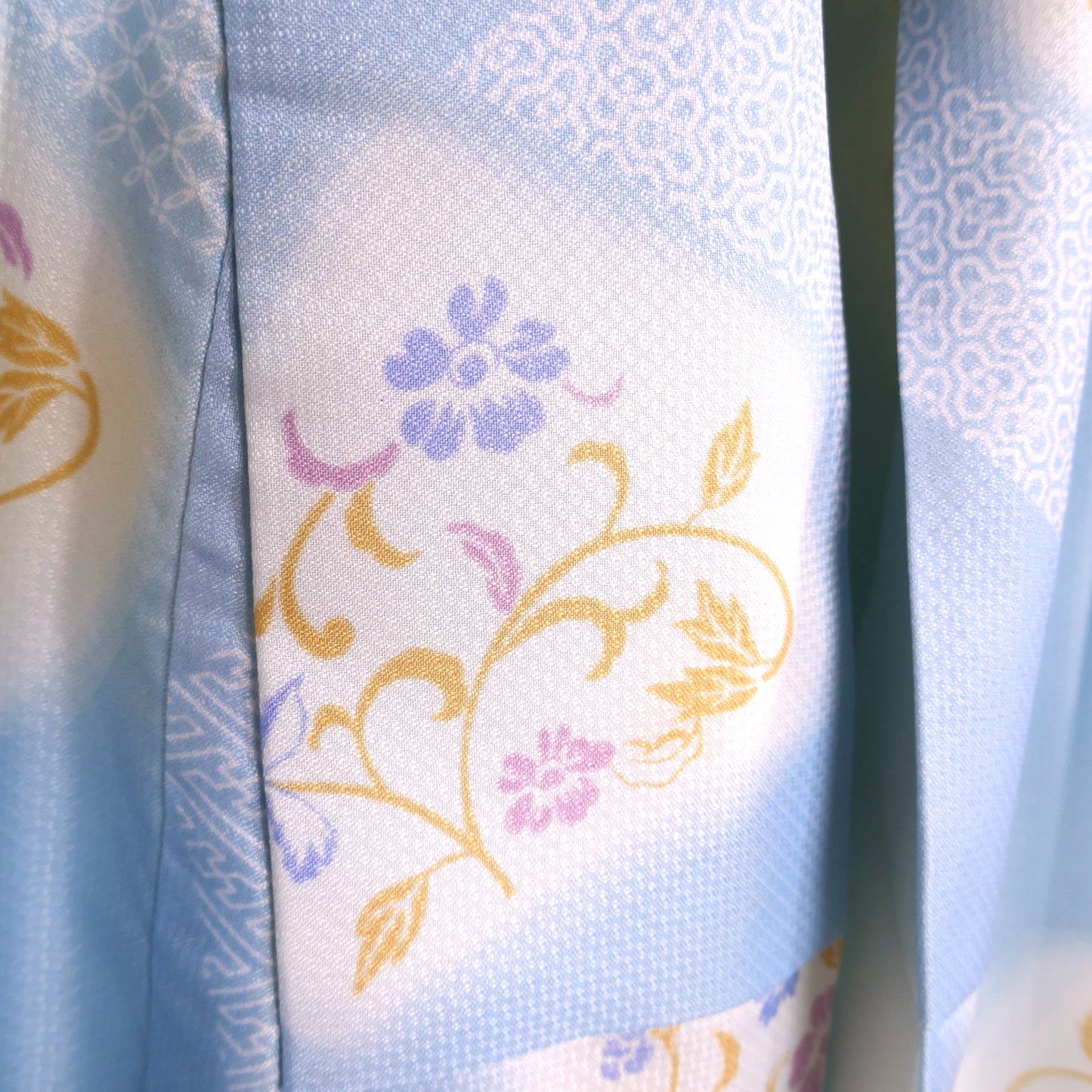 zoom sur le motif fleuri du yukata bleu ciel KOGEDO