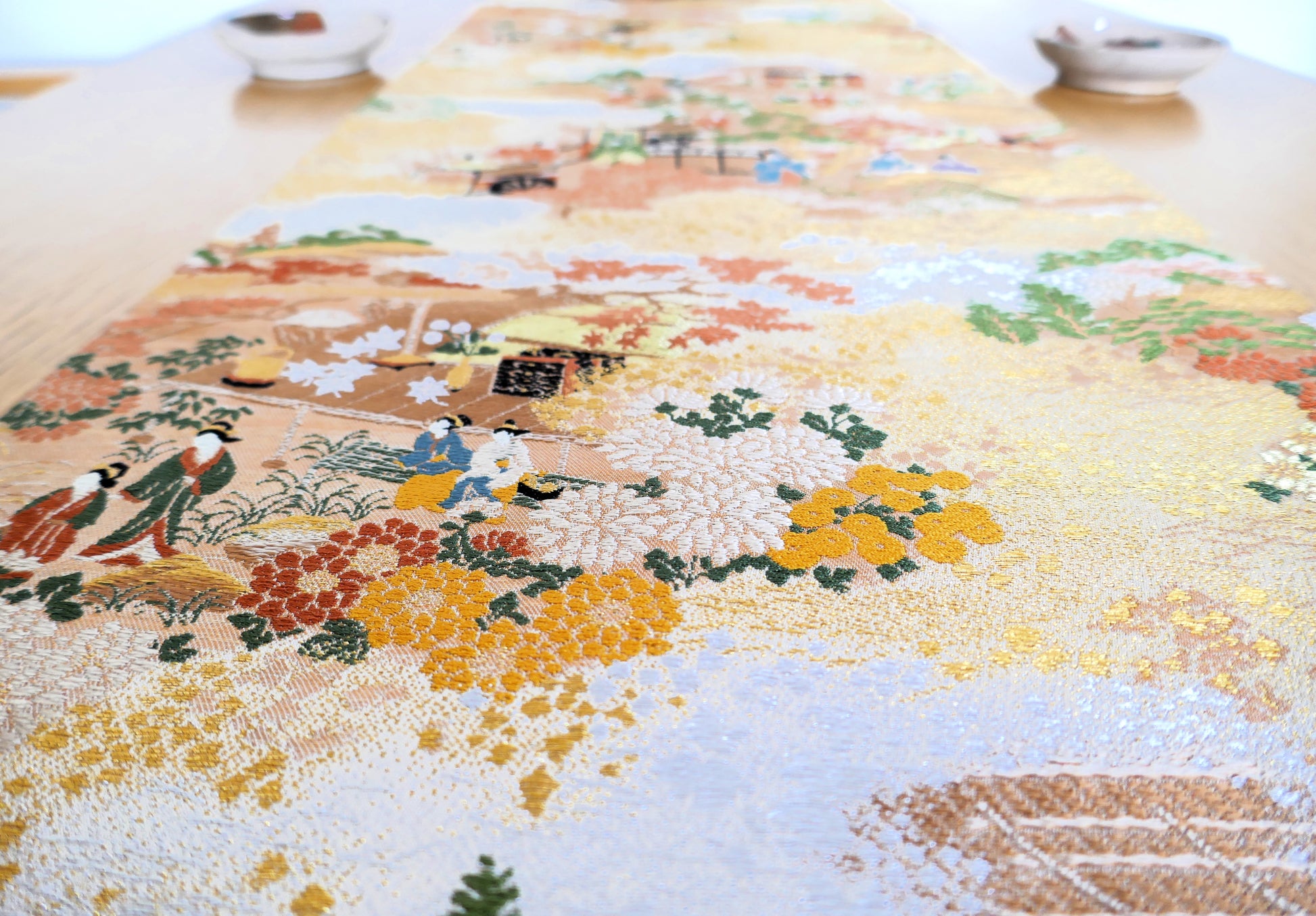 zoom sur le motif de scene de vie du maru obi kogedo