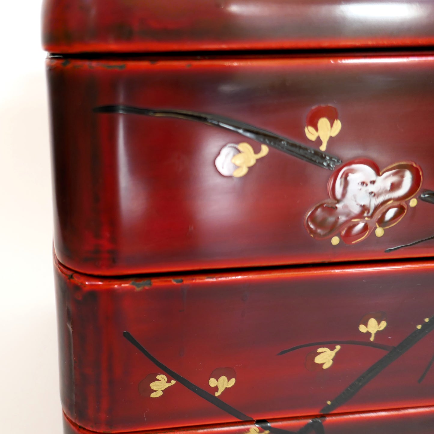 zoom sur le motif branche de prunier peintes en maki-e