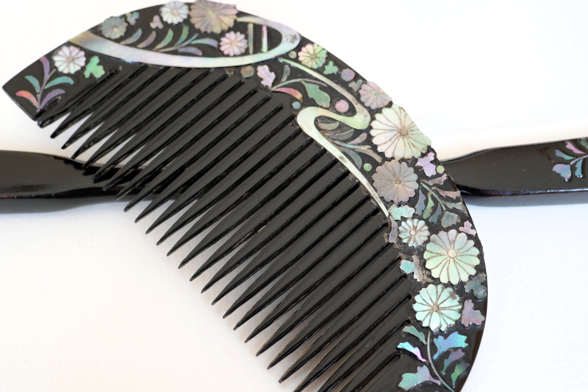 zoom sur le peinge japonais kogedo ancien en bois laqué noir et motifs nacrés