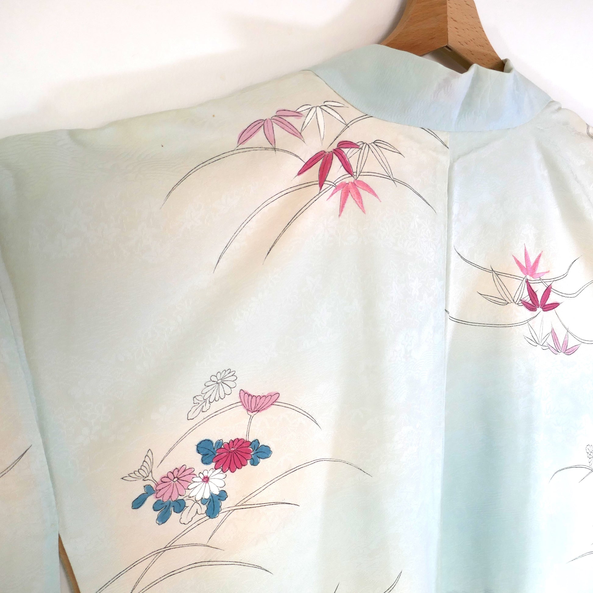 zoom sur deux petites taches arrière sur le haori vintage bleu clair kogedo