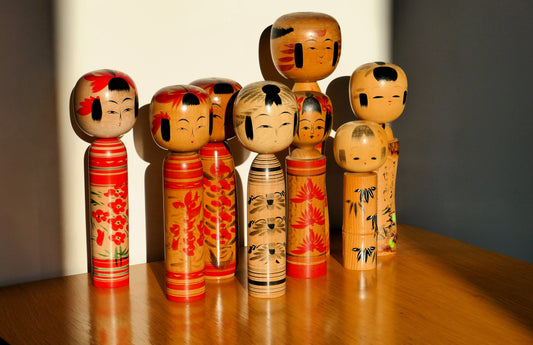 Ensemble de kokeshi poupée japonaise vintage du Tohoku posées sur une table en bois