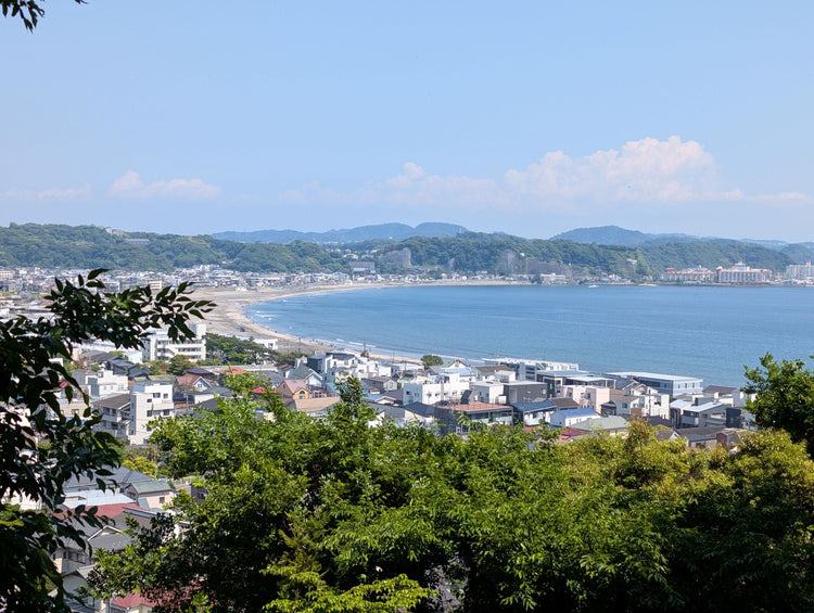 vue de la baie de kamakura en été pour illustrer la collection été KOGEDO