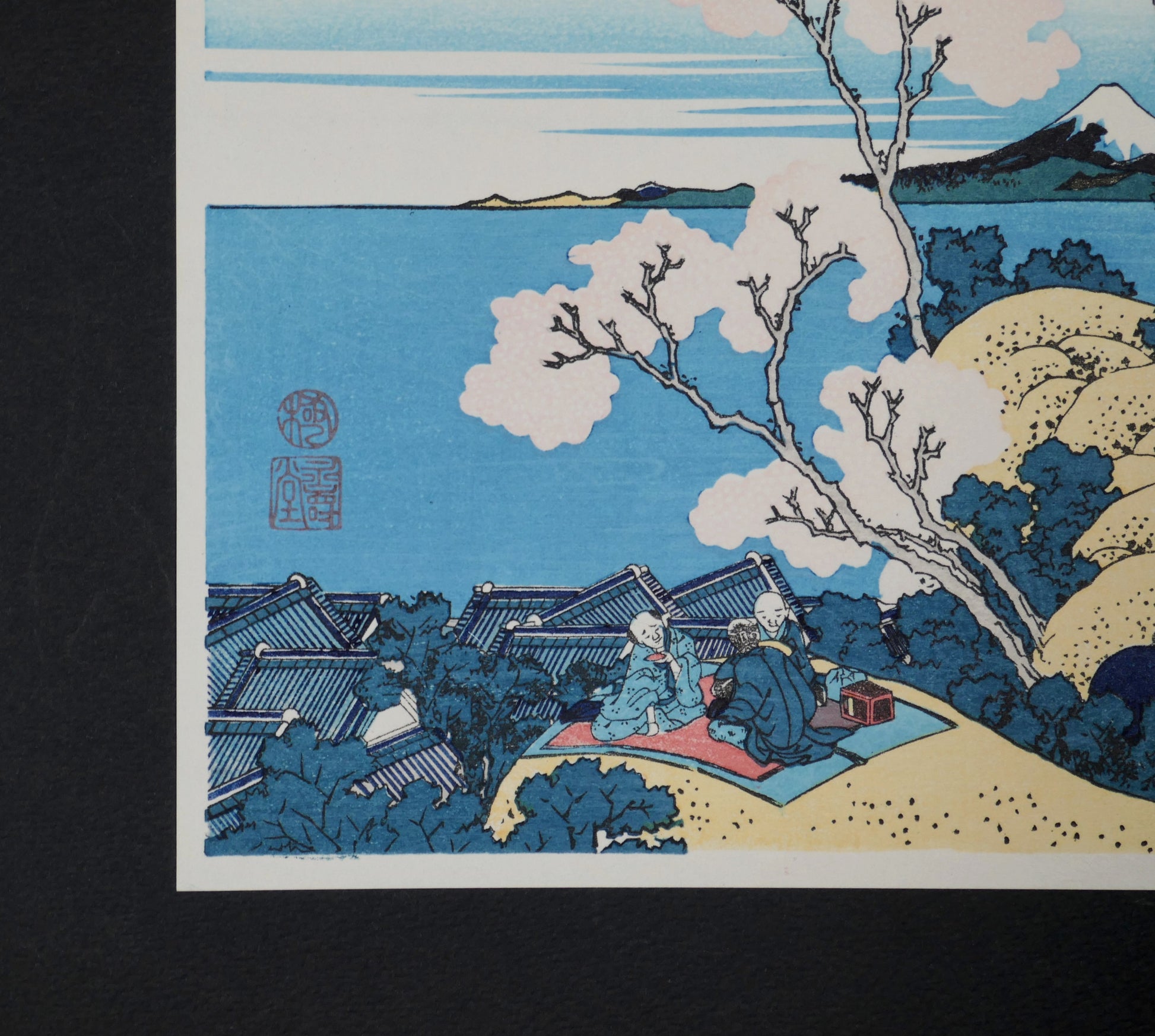 Paysage japonais estampe avec maisons traditionnelles Shinagawa et collines vue du Tokaido Hokusai