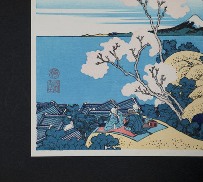 Paysage japonais estampe avec maisons traditionnelles Shinagawa et collines vue du Tokaido Hokusai