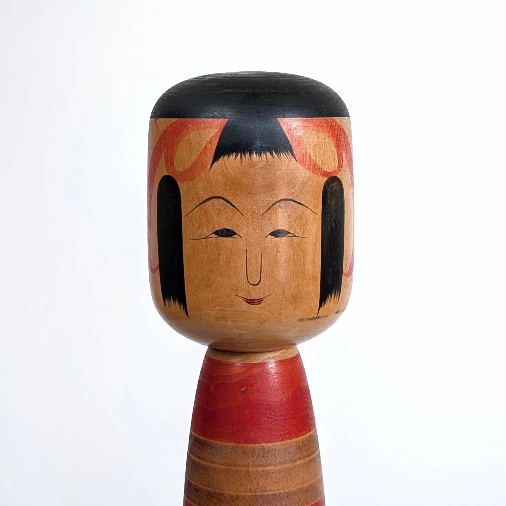 Grande poupée japonaise ancienne en bois, visage peint à la main par l’artisan Satō Sashima 佐藤佐志馬, époque Shōwa