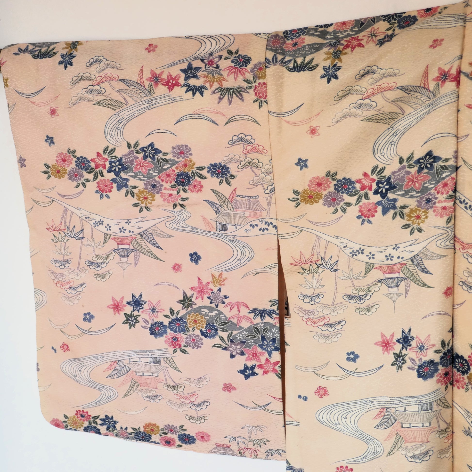  Zoom sur la manche droite du haori, motifs floraux et paysages tissés avec élégance.