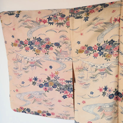  Zoom sur la manche droite du haori, motifs floraux et paysages tissés avec élégance.