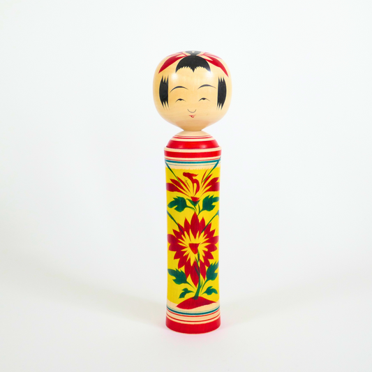 une poupée kokeshi japonaise vintage style naruko vue de face