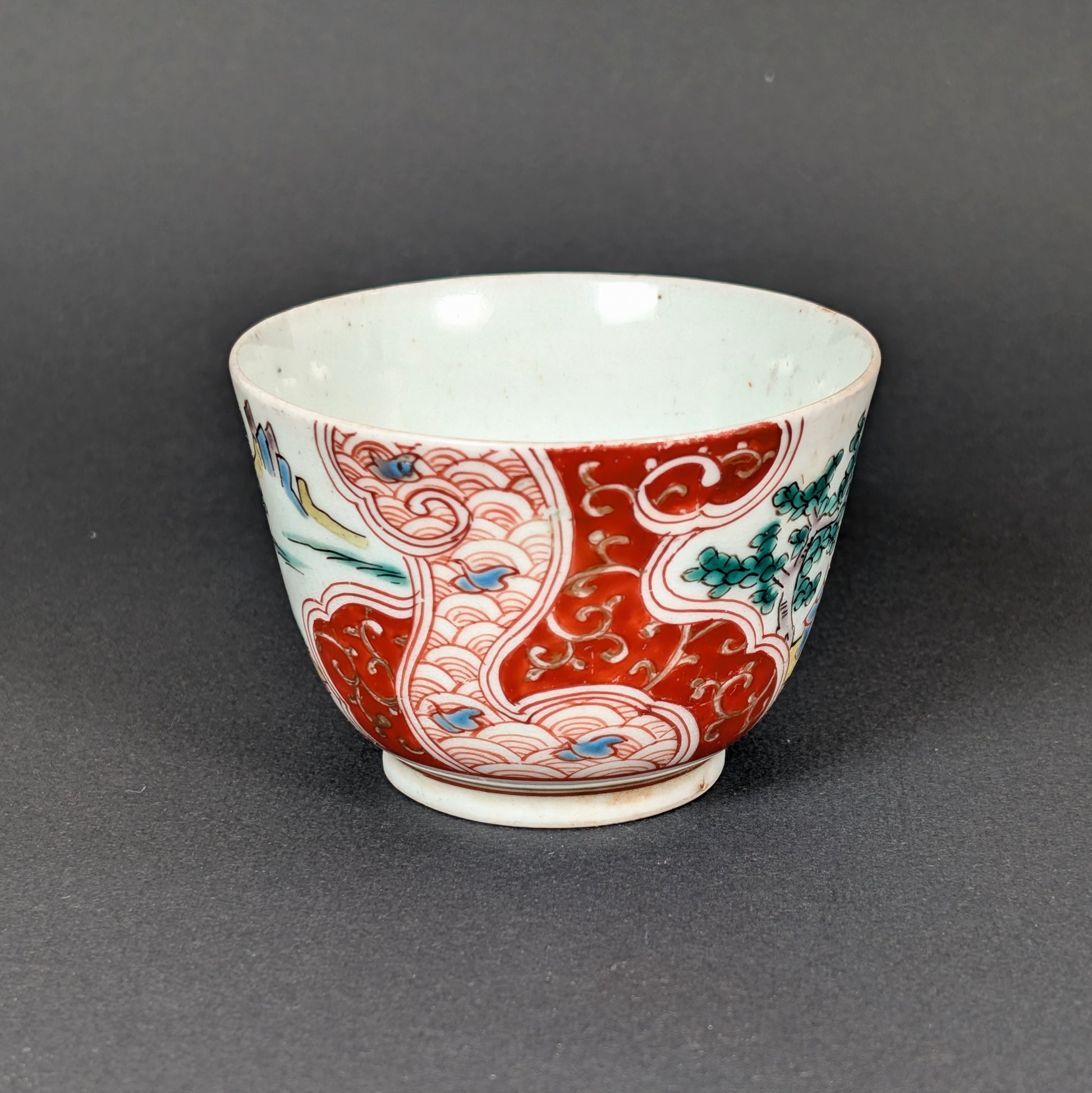 Tasse en porcelaine japonaise Arita Ko Imari, décor seigaiha et karakusa rouge et or peint à la main