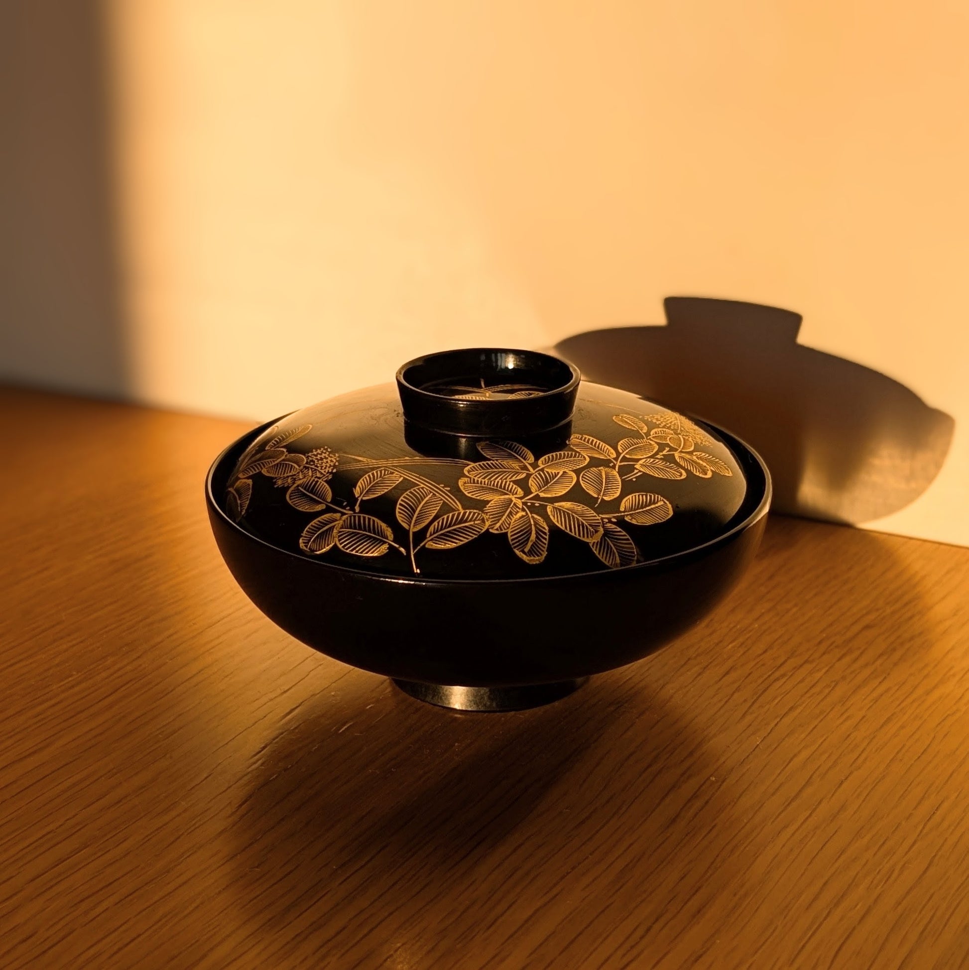 Antiquité japonaise, bol en laque noire et or maki-e, artisanat traditionnel Wajima, pièce décorative et objet d’art japonais ancien.