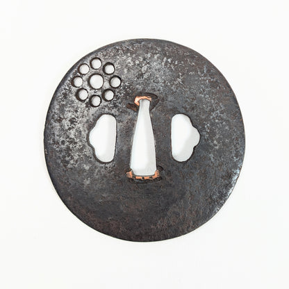 Antiquité japonaise en fer : ancienne tsuba de sabre à décor Kuyō sukashi, hitsu-ana et sekigane en cuivre.
