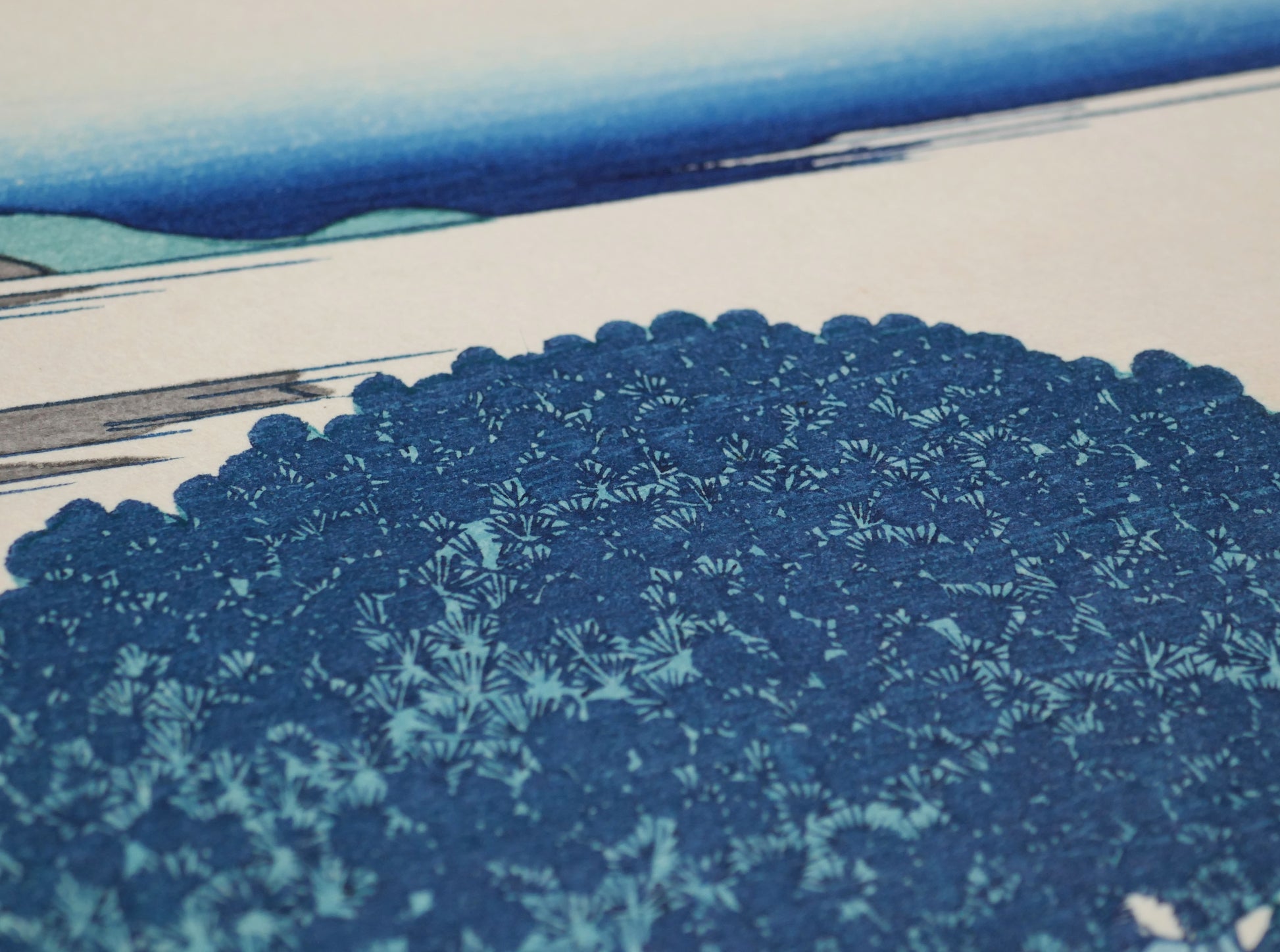 Détail du feuillage du grand pin Enza à Aoyama dans le mokuhanga de Hokusai, réédition japonaise Yūyūdō de l’époque Shōwa